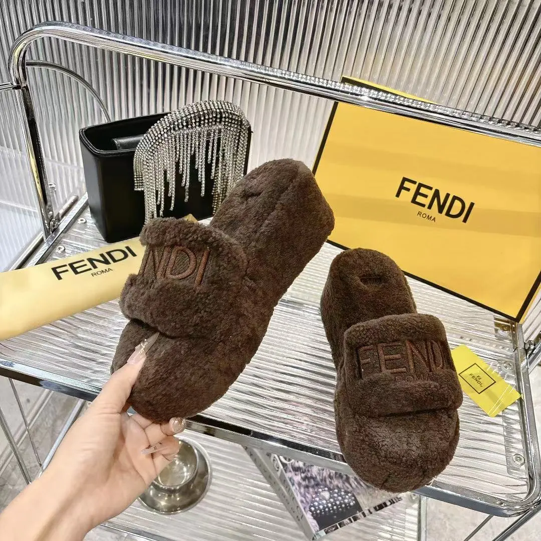 l新款 FENDI 芬迪毛毛拖,专柜原装正版原版复刻爆款来袭✨今天给你们分享这款超火的 FENDI 芬迪毛毛拖!👏 🐑采用原版羊羔毛,质感无敌,摸上去那叫一个柔软舒服,就像踩在云朵上☁️,而且真的是超级暖和 👠全真皮羊羔毛材质,尽显原版品质,从鞋面到鞋垫,每一处细节都彰显着精致与奢华。 😎上脚效果更是惊艳,不仅好看时尚,还能瞬间提升整体穿搭的格调,让你成为街头的时尚焦点。 🎁原版包装,仪式感满满。 📏码数:35 -40 码出厂价💰240元