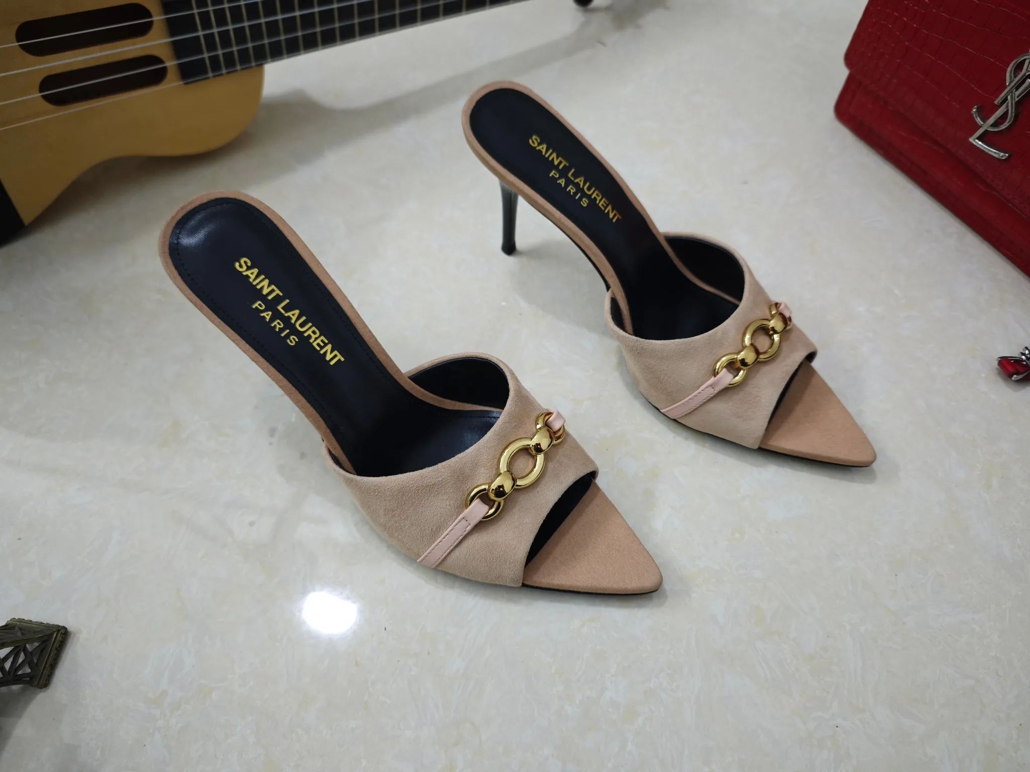 工厂价💰240【Saint Laurent】圣罗兰、细跟ysl字凉鞋💃2025早春专柜同步最新款、YSL、装饰👠 经典上乘美艳力作 专柜最火春夏系列 兼备气质 时尚 经典耐看的设计风格 😌上脚效果特别美〰️，材料采用🇮🇹意大利进口黑羊猄、内里、垫脚；绵羊皮、中跟凉鞋，码数35-41码（34.41.42要定做，不退换）大底；进口真皮大底、配专柜全套包装