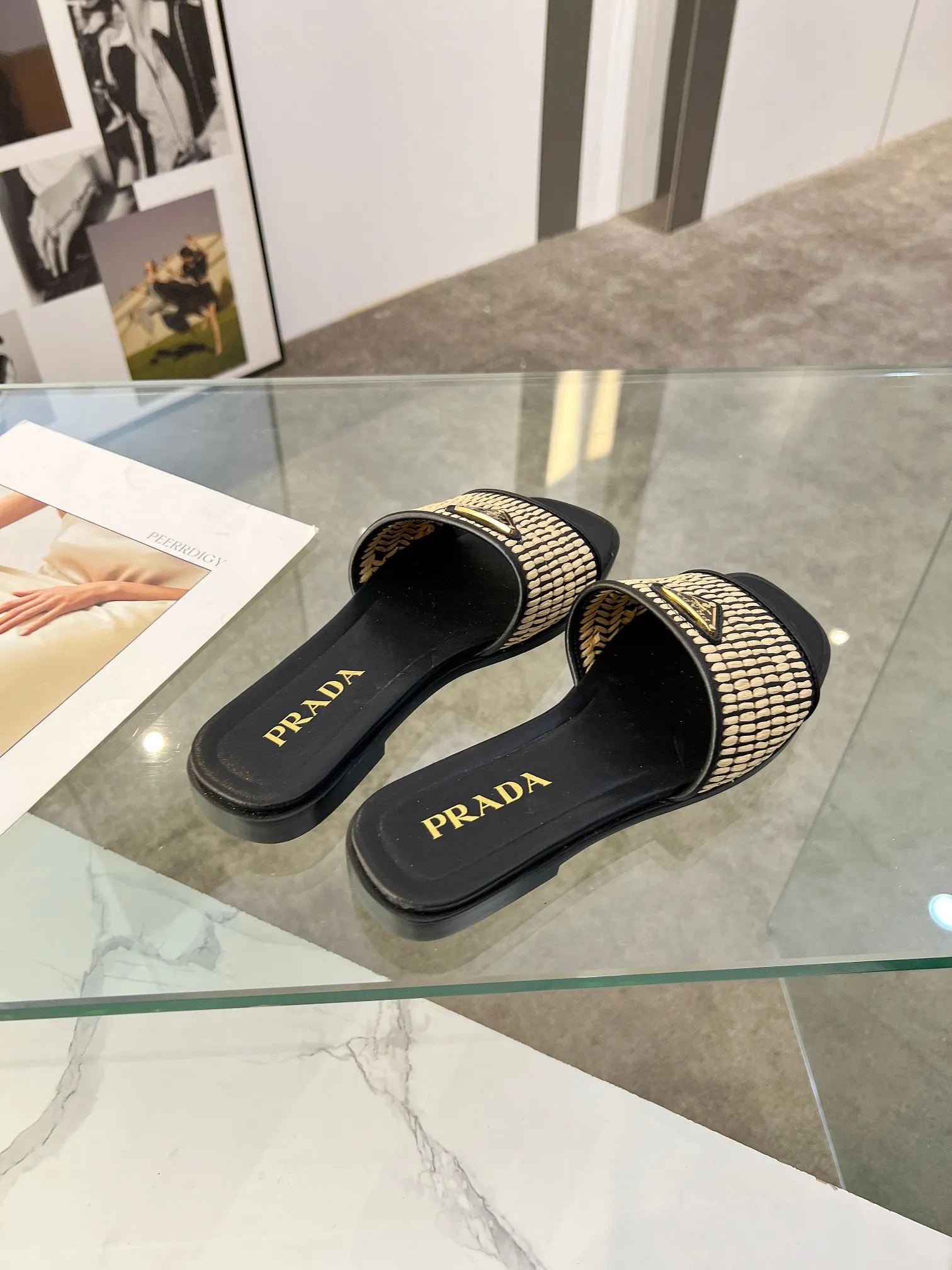 25ss普拉达🔥爆款抢先上。经典三角标系列。纯人工编制pp草，35-42码。橡胶底￥180。真皮底200