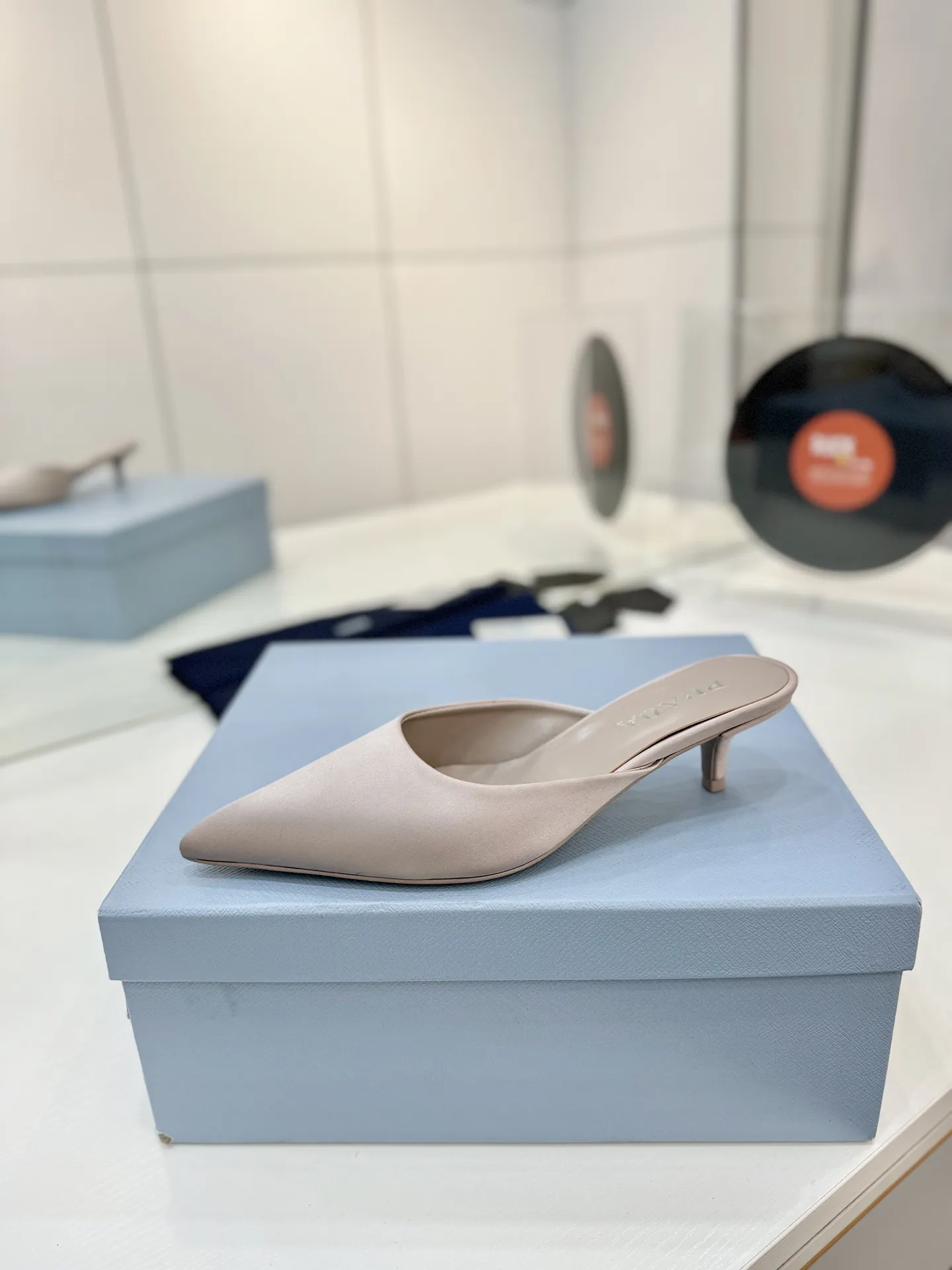 工厂价💰260🔥《普拉达真丝》 💫春夏专柜新品。可萌可甜的高跟拖鞋 性感而不失可爱!上脚绝美的T台走秀明星网红同款…… 清新风带点贵气的感觉,上脚非常完美。HK原版购入,1:1完美复刻,无论是材料还是所有细节,都必须跟ZP一模一样。 ✅面料:进口真丝 ✅内里:进口羊皮内里 ✅底厚:真皮鞋底 ✅码数:35-41(41定制不退不换)