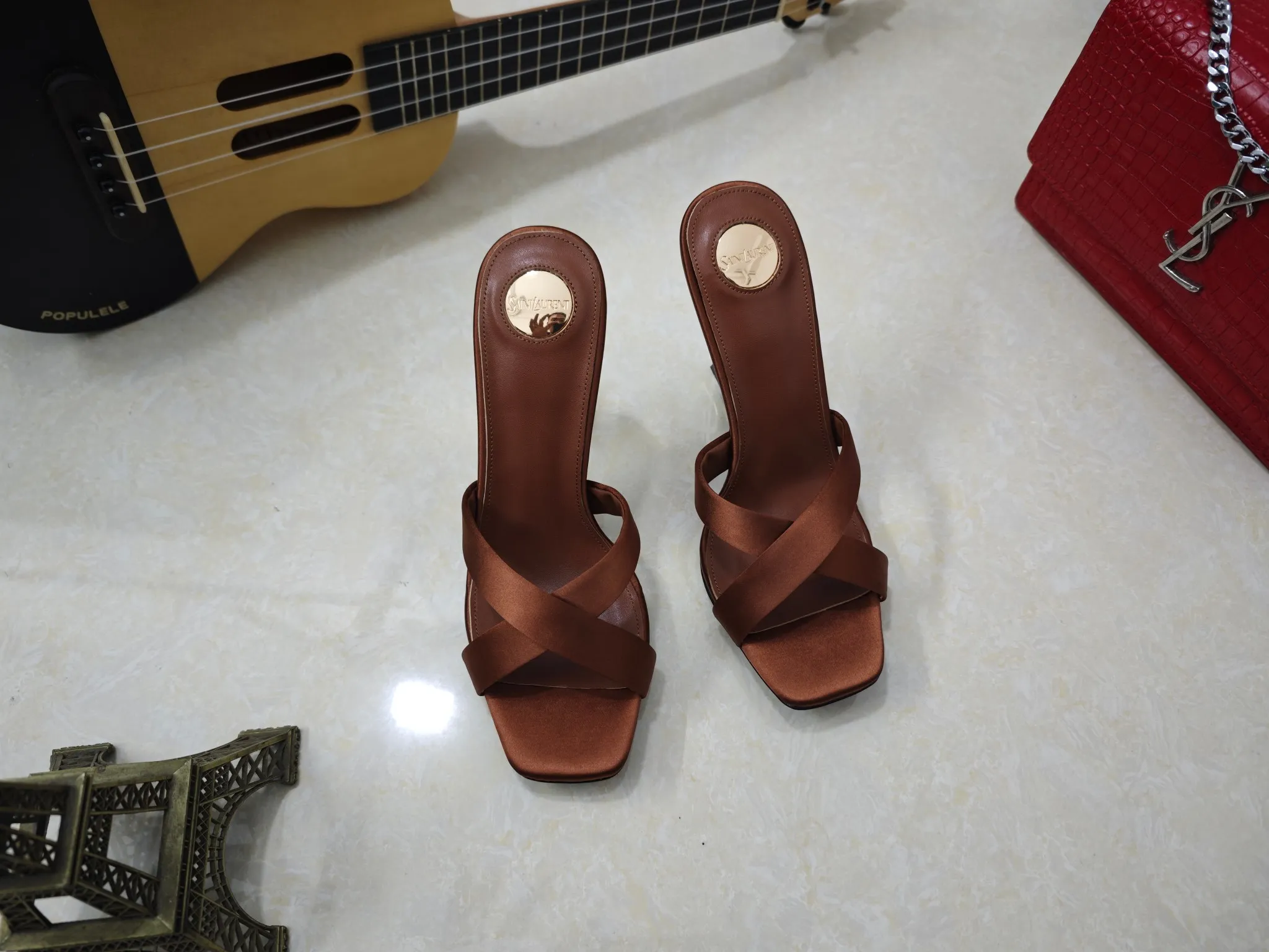 工厂价💰250【Saint Laurent】圣罗兰、高跟ysl字高跟鞋💃2025早春专柜同步最新款、YSL、装饰👠 经典上乘美艳力作 专柜最火秋冬系列 兼备气质 时尚 经典耐看的设计风格 😌上脚效果特别美〰️，材料采用🇮🇹意大利进口小黑牛，进口黑羊皮、内里、垫脚；绵羊皮、细跟高跟鞋，码数35-41码（34.41.42要定做，不退换）大底；进口真皮大底、配专柜全套包装