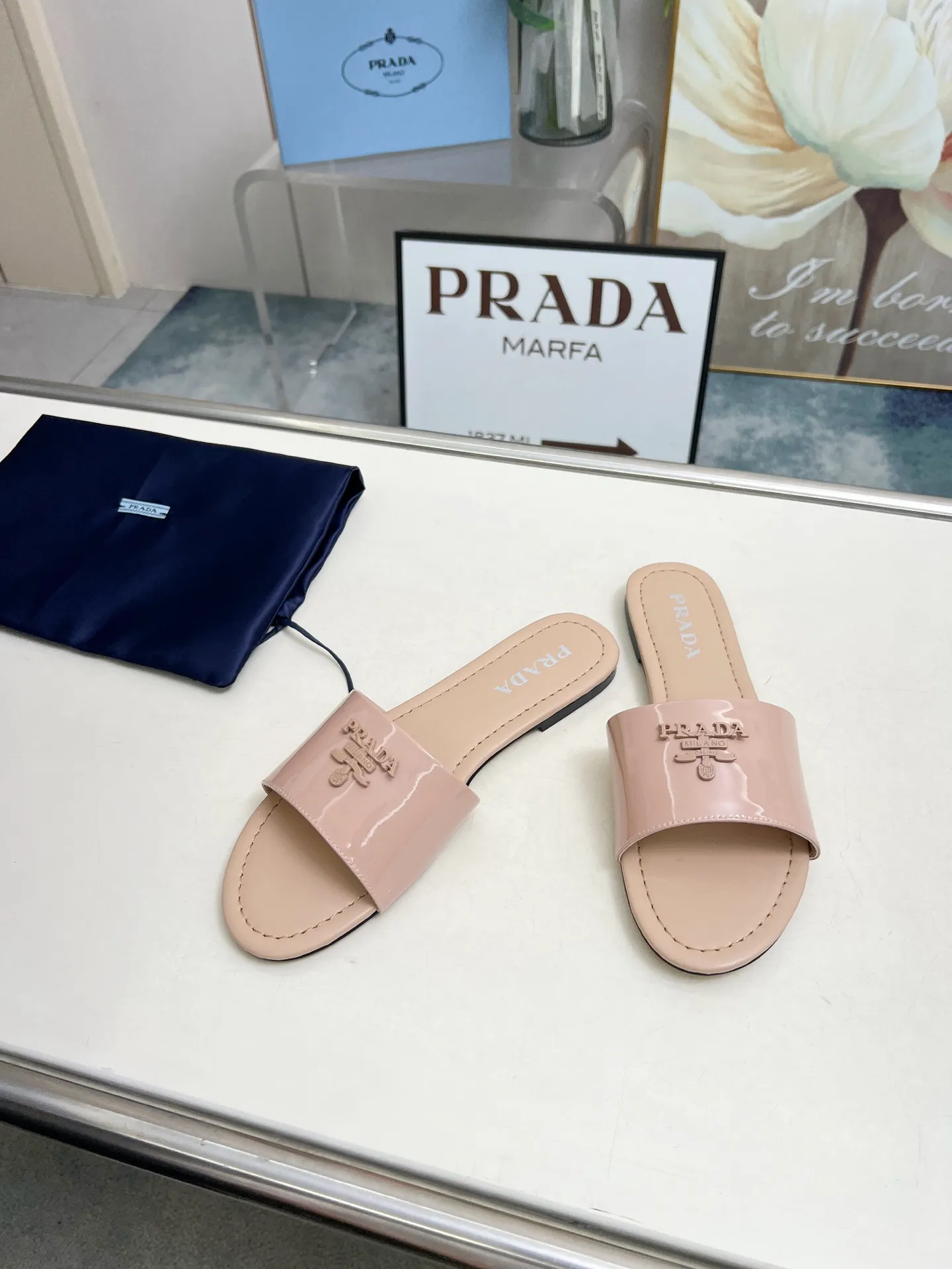 普拉达,2025最新款150(真皮底加180)尖头凉鞋春款新品,25年新款上市走秀明星新品时尚潮流【PRADA 普拉达】方头高跟方跟粗跟凉鞋后空单鞋。✨✨鞋面采用进口网丝+开边珠、内里垫脚为进口羊皮,意大利注塑真皮大底。跟高6cm 🐎size:35-40(41,42,43可定做,不退换)