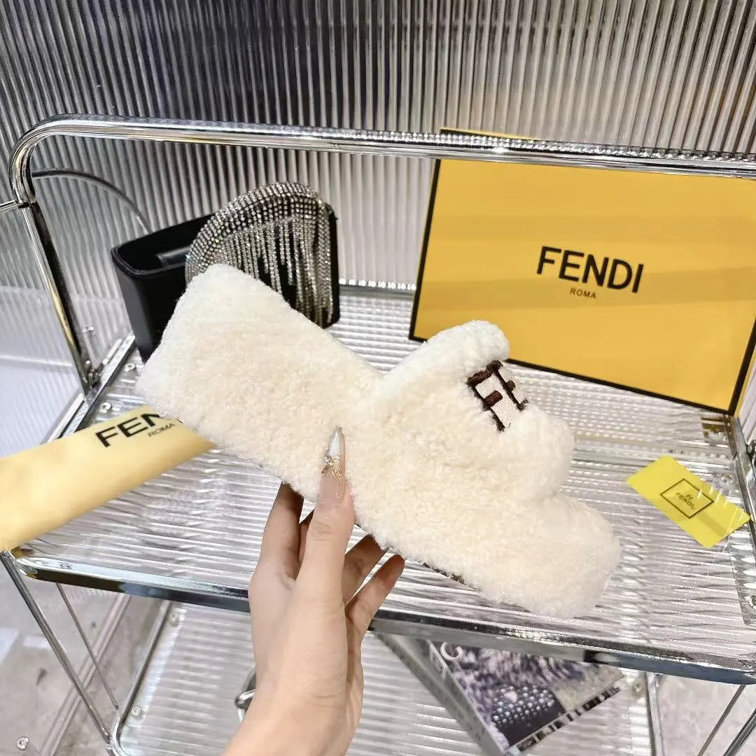 l新款 FENDI 芬迪毛毛拖，专柜原装正版原版复刻爆款来袭✨今天给你们分享这款超火的 FENDI 芬迪毛毛拖！👏 🐑采用原版羊羔毛，质感无敌，摸上去那叫一个柔软舒服，就像踩在云朵上☁️，而且真的是超级暖和 👠全真皮羊羔毛材质，尽显原版品质，从鞋面到鞋垫，每一处细节都彰显着精致与奢华。 😎上脚效果更是惊艳，不仅好看时尚，还能瞬间提升整体穿搭的格调，让你成为街头的时尚焦点。 🎁原版包装，仪式感满满。 📏码数:35 -40 码出厂价💰240元