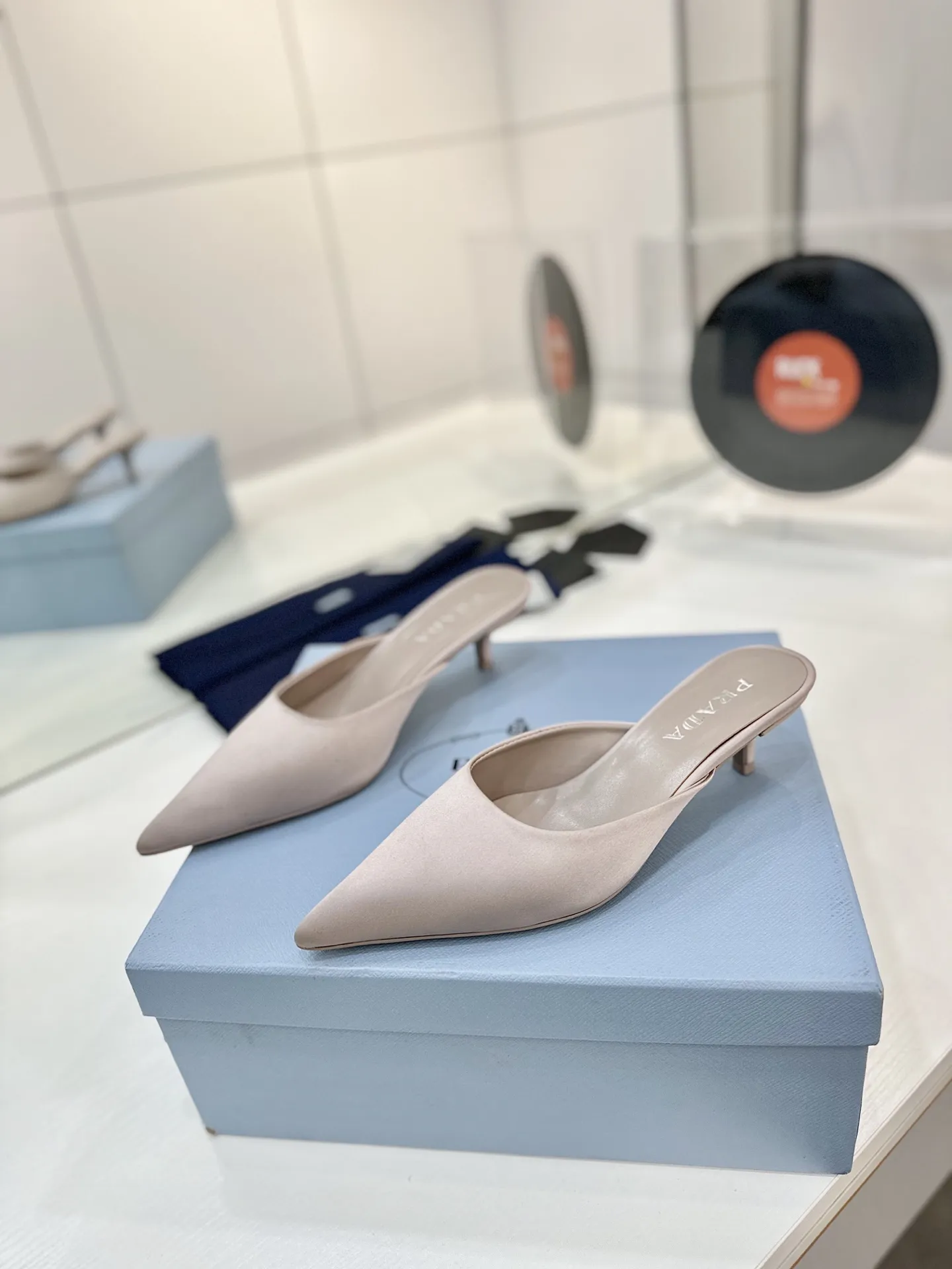 工厂价💰260🔥《普拉达真丝》 💫春夏专柜新品。可萌可甜的高跟拖鞋 性感而不失可爱!上脚绝美的T台走秀明星网红同款…… 清新风带点贵气的感觉,上脚非常完美。HK原版购入,1:1完美复刻,无论是材料还是所有细节,都必须跟ZP一模一样。 ✅面料:进口真丝 ✅内里:进口羊皮内里 ✅底厚:真皮鞋底 ✅码数:35-41(41定制不退不换)