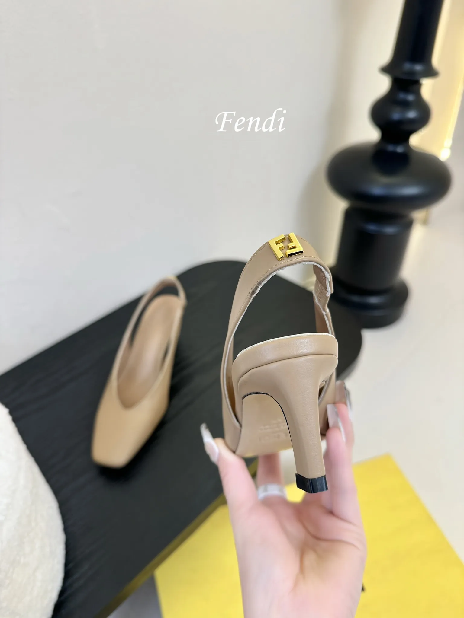 💰265 芬迪Fendi高跟鞋,小女人超闪blingbling白富美感觉来袭。 任何一款鞋履上脚,blingbling的超闪小女人就提现出来啦!穿着很舒适显脚的柔美线条不绷脚,颜色很艳丽没错啦!超显年轻的不分年龄均可穿着,上脚便是富家千金归来!! 📒📒📒📒📒📒📒📒📒📒📒 当季新品,众所周知,Fendi鞋子永远设计为高级感满满的,高端大气上档次且百搭永不过时,时尚潮流追随的脚步却无法落下,每个小女子一生都必须拥有一双F家时装跟鞋。 💪💪💪💪💪💪💪💪💪💪💪 🔰面料:纳帕牛皮材质。 🔰大底采用高真原色意大利牛皮底,4,5cm高跟。 🔰内里和垫脚为意制混种绵羊皮。👠 🔰size:35/39(34 40 41 42订做)。 🔰颜色:官方多色系,正品所有颜色均可下单制作。