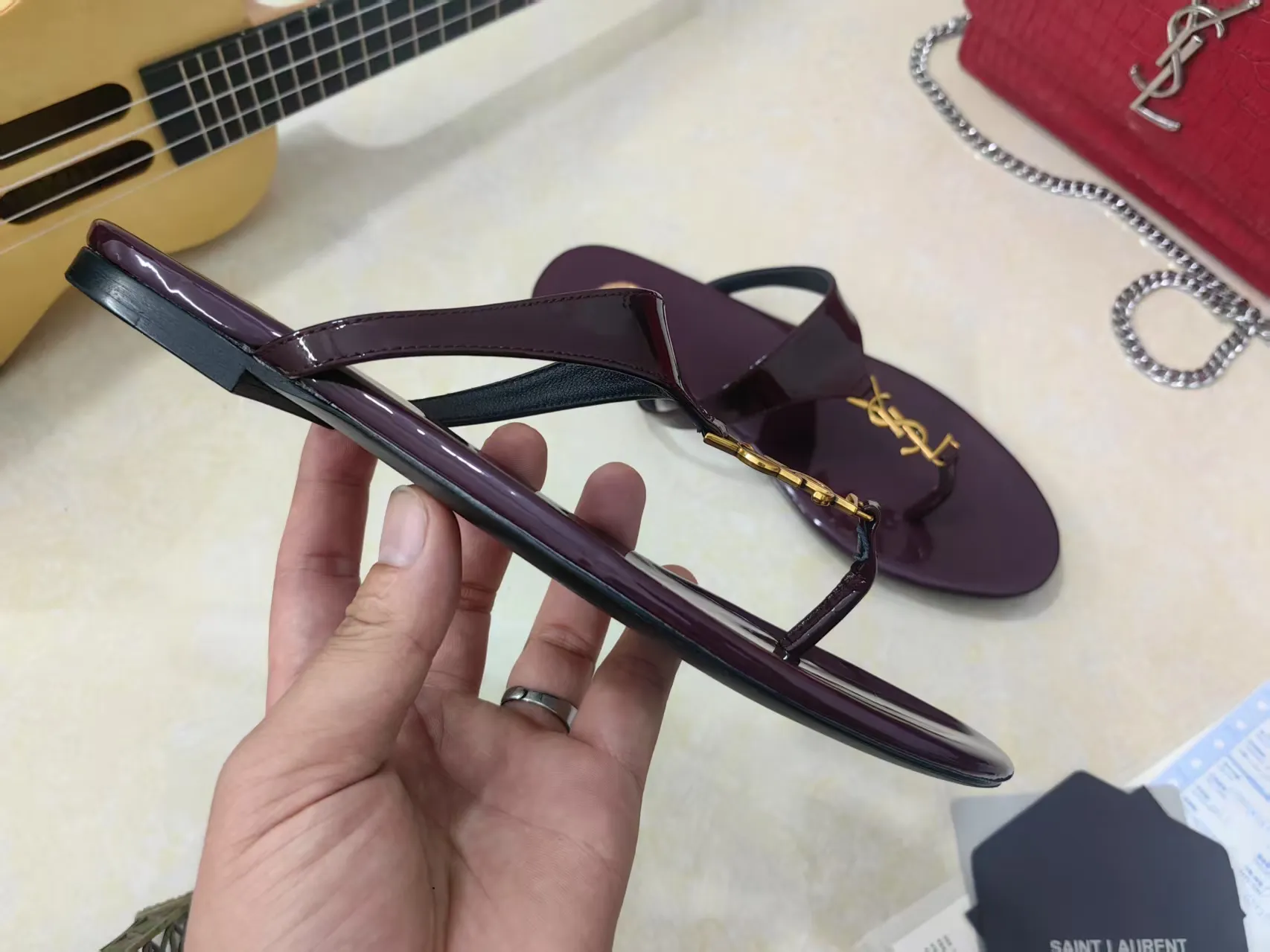 💰220【Saint Laurent】圣罗兰、平板夹脚凉鞋💃2025早春专柜同步最新款、YSL、Logo字母钻扣装饰👠 经典上乘美艳力作 专柜最火春夏系列 兼备气质 时尚 经典耐看的设计风格 😌上脚效果特别美〰️饰扣金色扣,材料采用🇮🇹意大利进口小黑牛,黑漆皮,卡其色经典工艺,、内里、垫脚;绵羊皮、 码数34-41码(34.41./42要定做,不退换)大底;进口真皮大底、配专柜全套包装