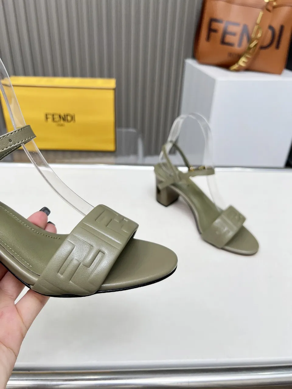 芬迪新款上线 跟高6CM 35-40(41、42、43定做)P230