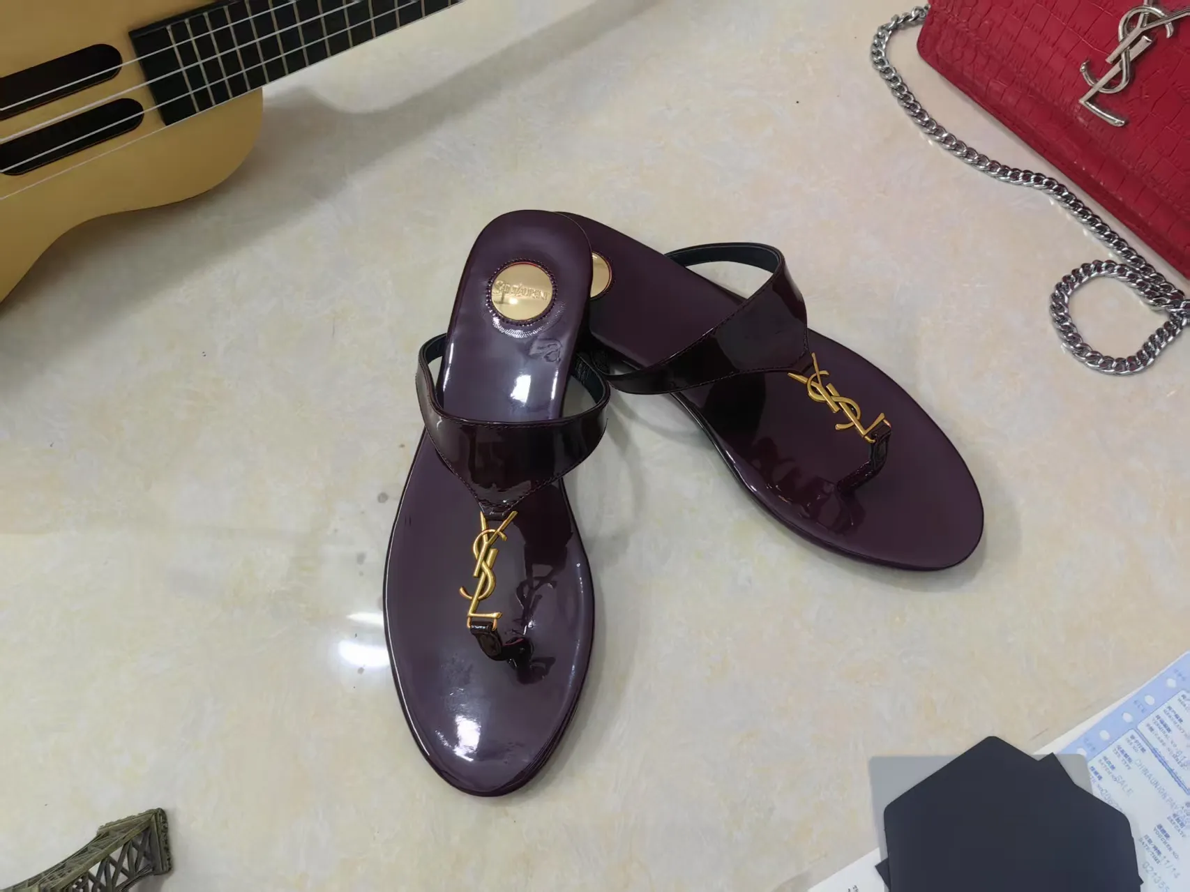 💰220【Saint Laurent】圣罗兰、平板夹脚凉鞋💃2025早春专柜同步最新款、YSL、Logo字母钻扣装饰👠 经典上乘美艳力作 专柜最火春夏系列 兼备气质 时尚 经典耐看的设计风格 😌上脚效果特别美〰️饰扣金色扣,材料采用🇮🇹意大利进口小黑牛,黑漆皮,卡其色经典工艺,、内里、垫脚;绵羊皮、 码数34-41码(34.41./42要定做,不退换)大底;进口真皮大底、配专柜全套包装