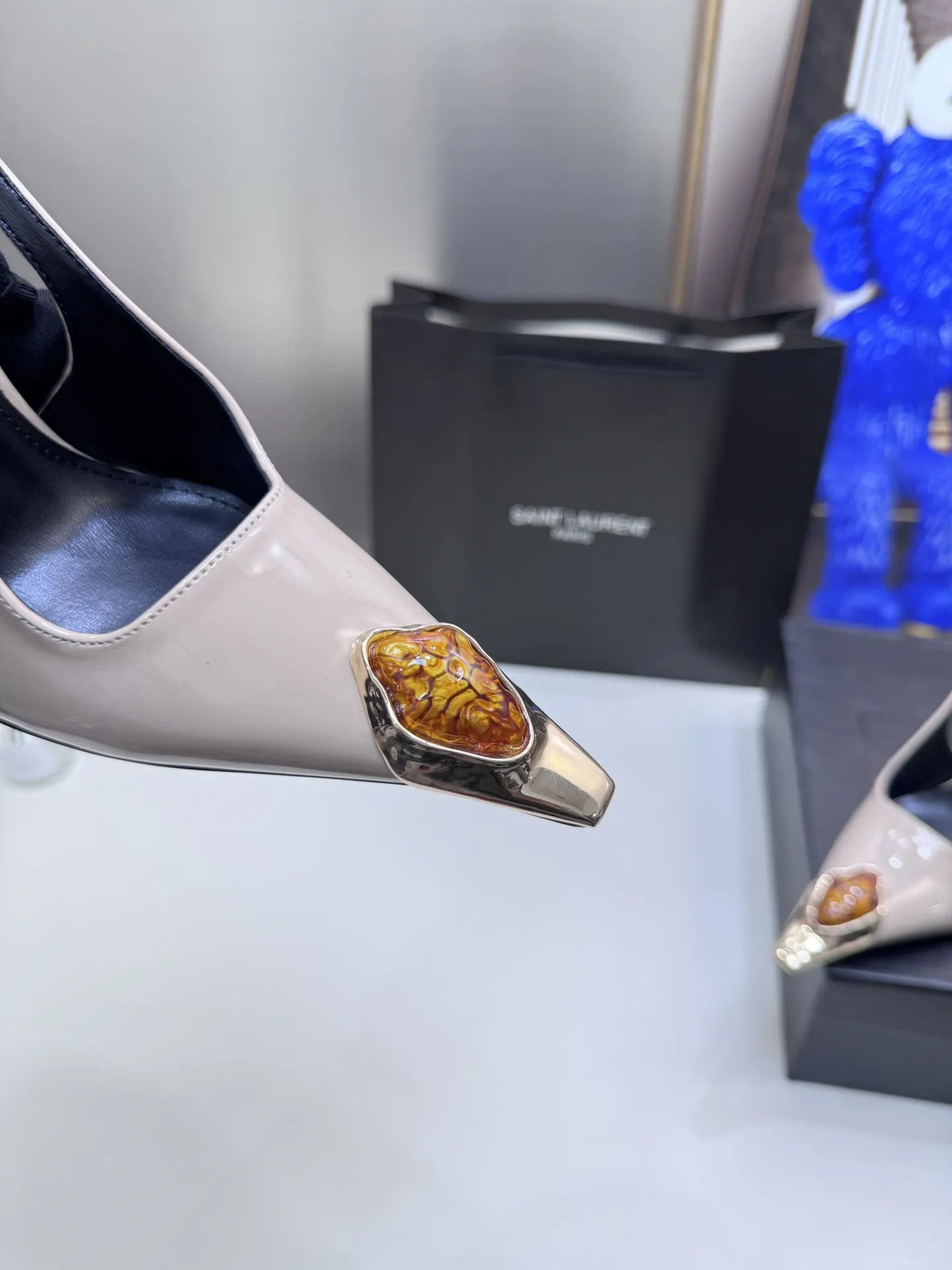 橙子出厂价💰105 Saint lauret 圣罗兰 YSL新款 复古宝石高跟凉鞋 高跟鞋 细跟单鞋 优雅大气 各种小裙子搭配起来 完全不挑脚型哦 通透的闪钻在光线的照耀下呈现幻彩 真的美的过分 上脚显白的让人上头!细巧水晶链饰点亮脚踝纤雅线条 释放无限♾优雅魅力 探索更多臻选高跟鞋! 跟高:7CM、9CM 码数:34-40