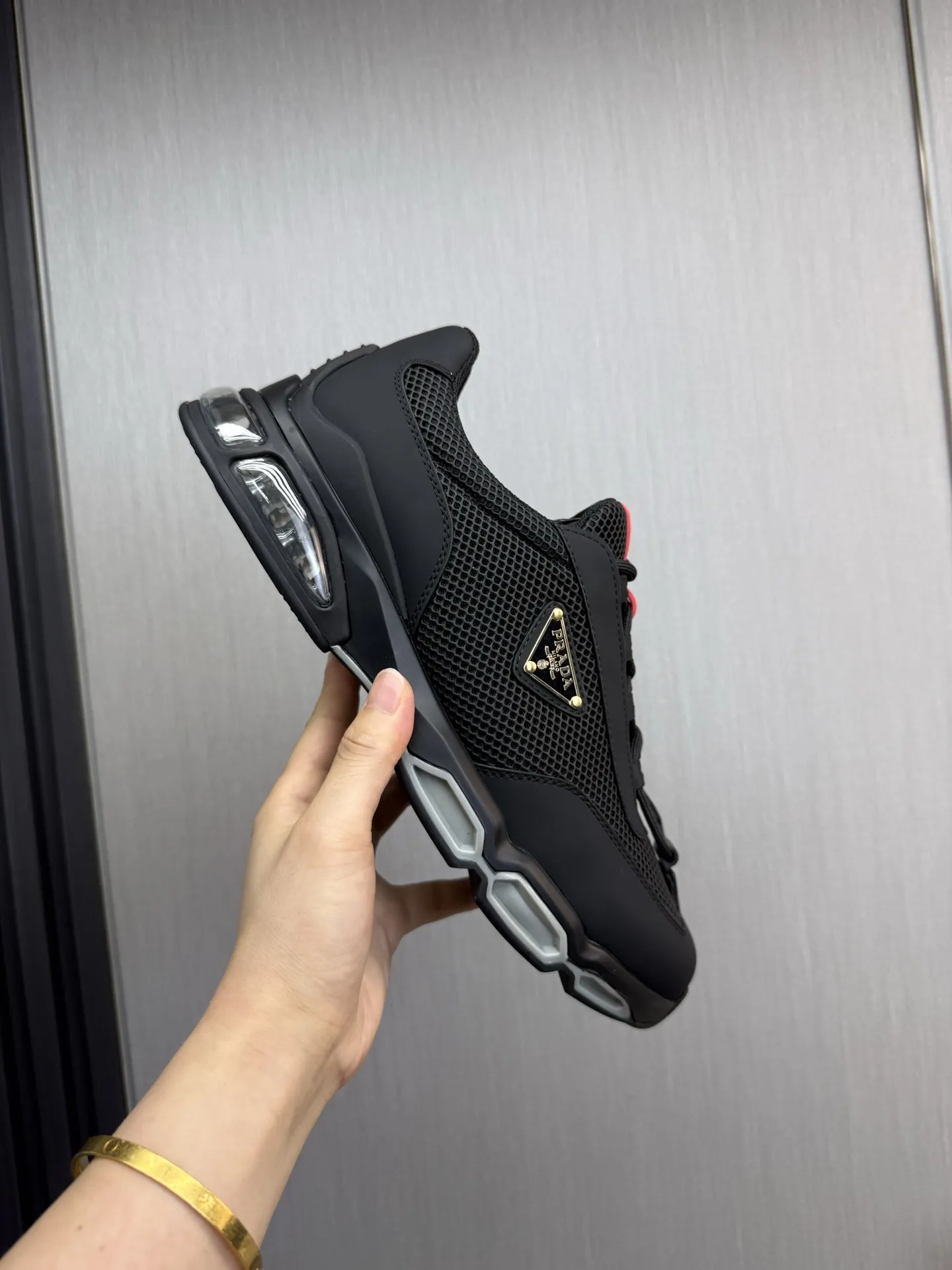 工厂价350💰 【PRADA普拉达】男鞋专柜爆款，高品质出货✔️官网同步 原版进口牛皮配舒适网面+牛皮内里，1⃣️比1⃣️复刻 ，原厂抽空气垫原版底，38-45