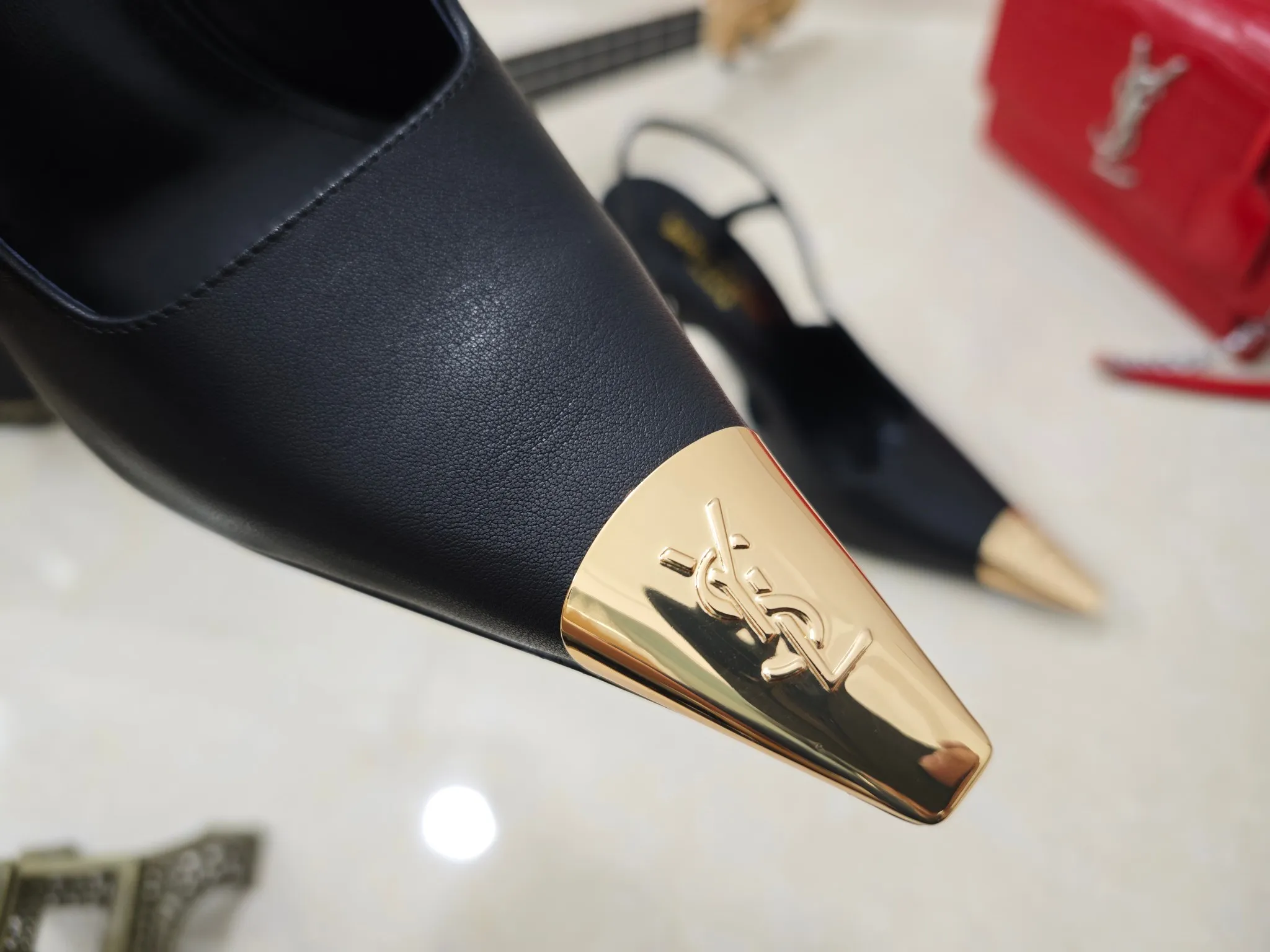 工厂价💰260【Saint Laurent】圣罗兰、高跟ysl字凉鞋💃2024早秋专柜同步最新款、YSL、装饰👠 经典上乘美艳力作 专柜最火春夏系列 兼备气质 时尚 经典耐看的设计风格 😌上脚效果特别美〰️,材料采用🇮🇹意大利进口小黑牛,进口黑漆皮、内里、垫脚;绵羊皮、平跟单鞋,码数35-41码(34.41.42要定做,不退换)大底;进口真皮大底、配专柜全套包装