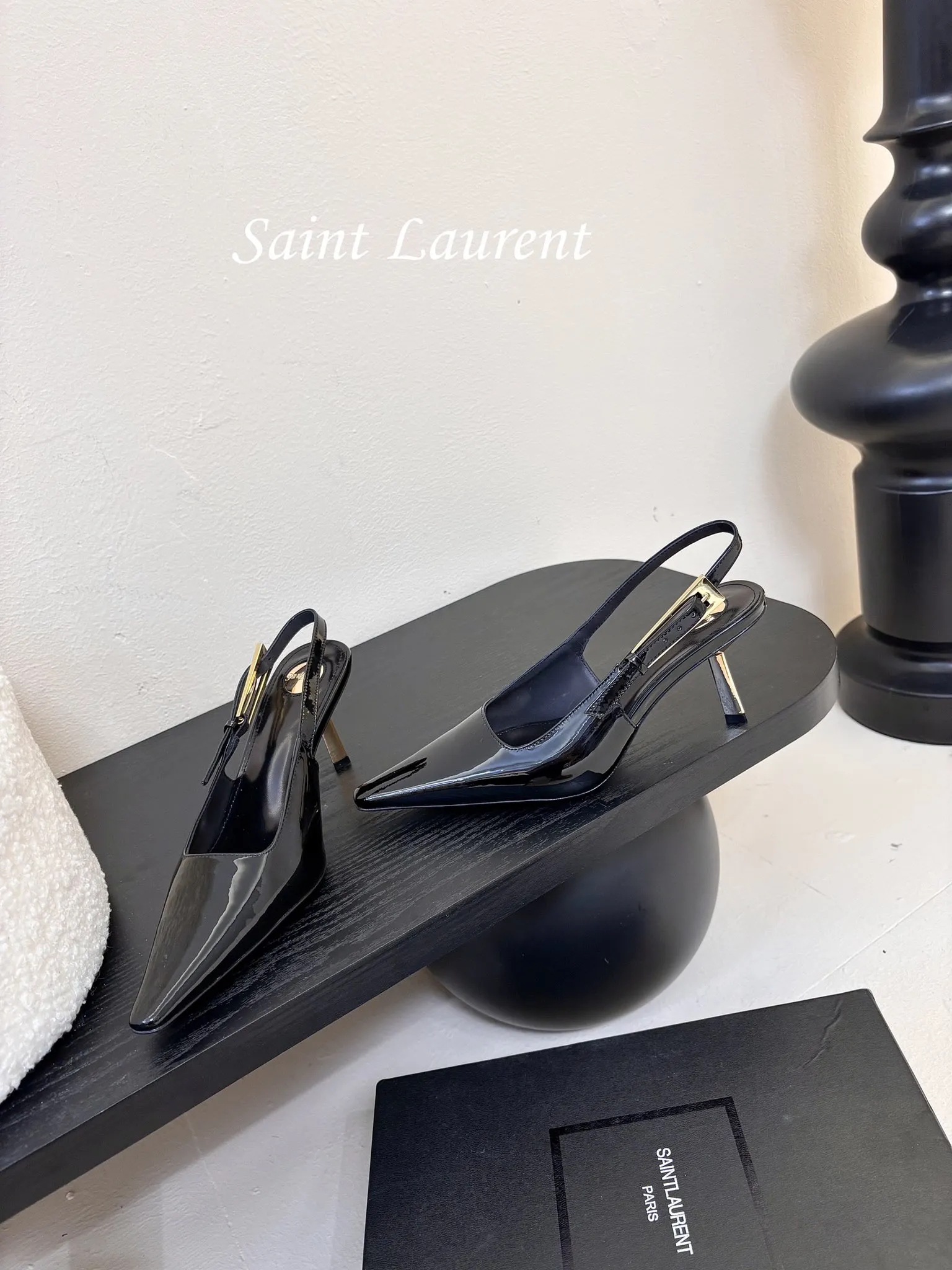 💰270 独家爆品 Saint Lauren* 小金条高跟鞋 依日延续以往的高级和优雅ysl 小金条鞋跟真的太好看啦! Saint Laurent 方形尖头露跟高跟鞋 小金条鞋跟真的充分突显利落极简 年会聚会party必备 秒杀全场款 太吸睛了 鞋面:定制牛漆皮 大底:真皮大底 跟高:6.5CM 码数:35-40(40定制不退换