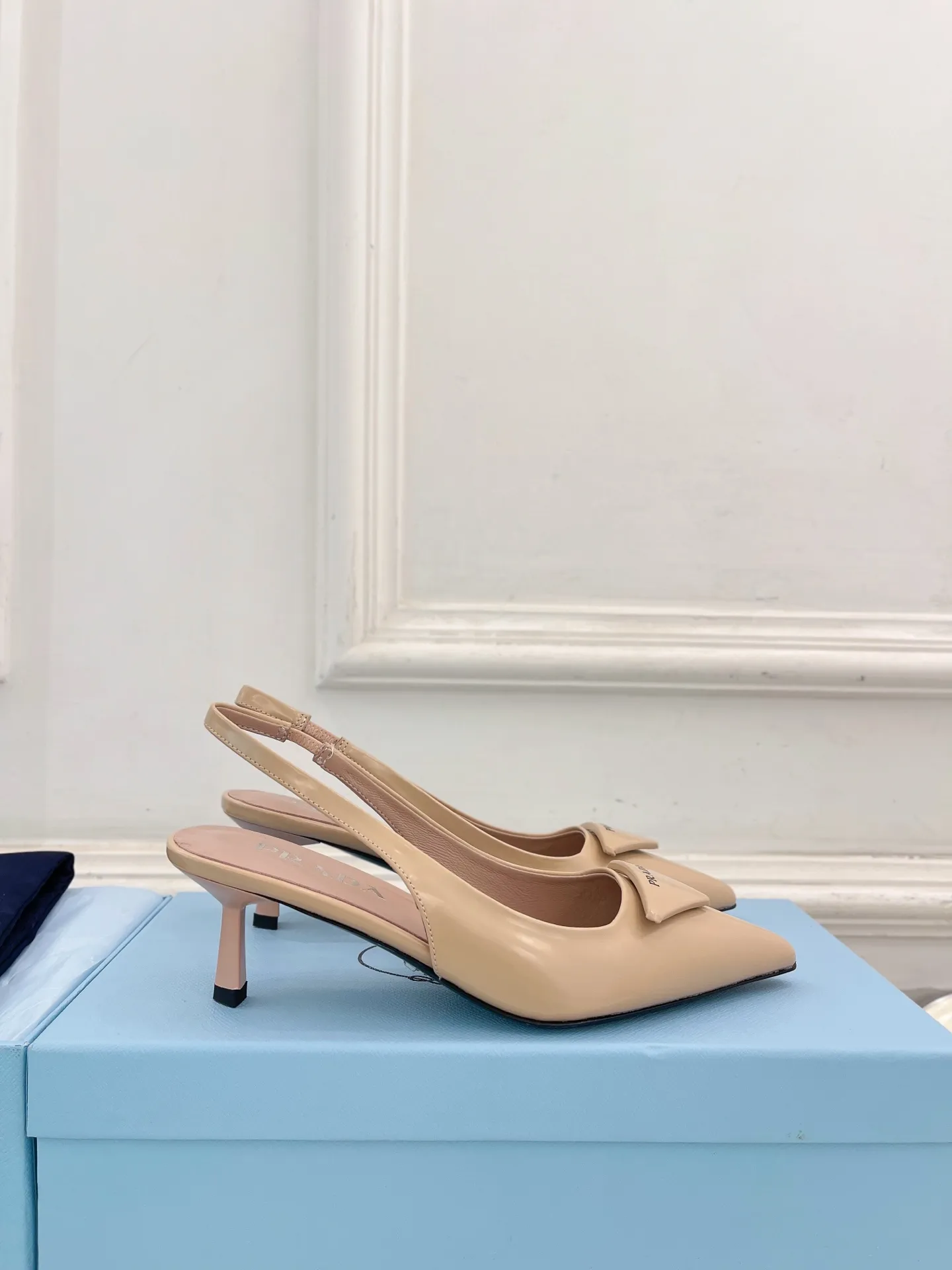 PRADA 普拉达 26𝐬𝐬 🌈2026春夏新品 专柜走秀款 经典三角标尖头露跟鞋系列〰 ◽鞋面:原版高定制开边珠/牛漆皮 ◽️ 内里:进口水染羊皮 ◽大底:原版意大利真皮大底 ◽️ 跟高:5.5cm ◽鞋码: 35-39(34.40.41.42.定做不退换) ◽出厂价:💰290