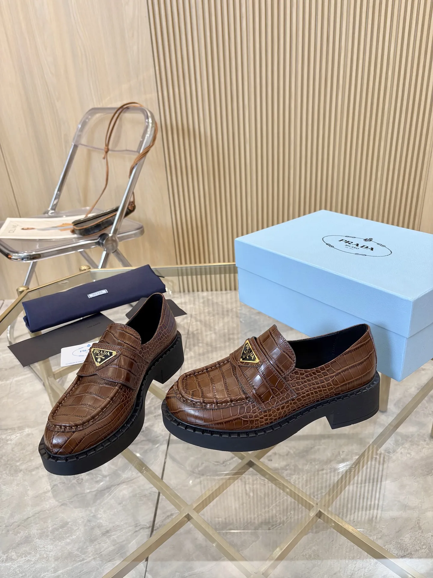 Prad顶级版本！ 精品品质✅已认证💯 经典爆款prada普拉达最高版本1:1复刻。 春秋四季乐福德比鞋，经典银黑三角标， 搭配鞋面Logo微标细节，4.5cm跟高， 上脚舒适瘦腿， 引领时尚的小姐姐网红们最爱。 颜色：黑色，白色，黑/白， 鳄鱼纹，豹纹，咖啡色 包装：配专柜合格证，卡片， 纯棉布袋包装出货。 女款：34-41（34.40.41 须订做） 男款：39-46（39.45.46须订做） P S：女款240（男款加20）鳄鱼纹，马毛加10