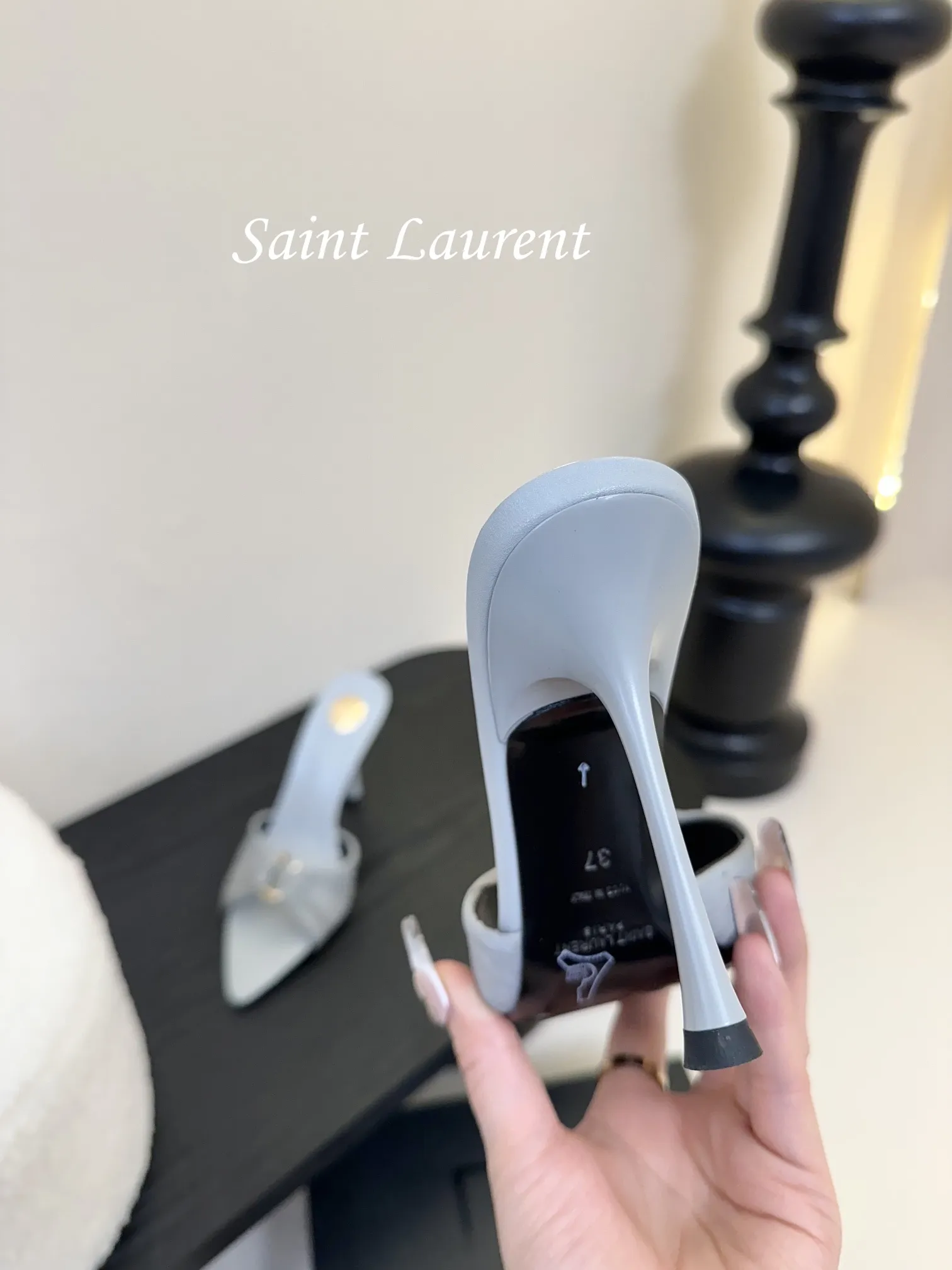 💰260 Saint Laurent / 圣罗兰Lee金属钻链条尖头高跟鞋YSL姐姐的美丽尤物高跟鞋 又是人间圣罗兰 Rose同款的高跟鞋化很好修饰脚型,奢华金属链 这几年SLP是在高跟鞋越来越懂女人了朝摒奔了防水台款的尴尬设计印象ysl绝美高跟鞋 鞋面:真丝 鞋底:真皮大底 跟高:约11cm 尺码:35-42(40-42定制不退不换)