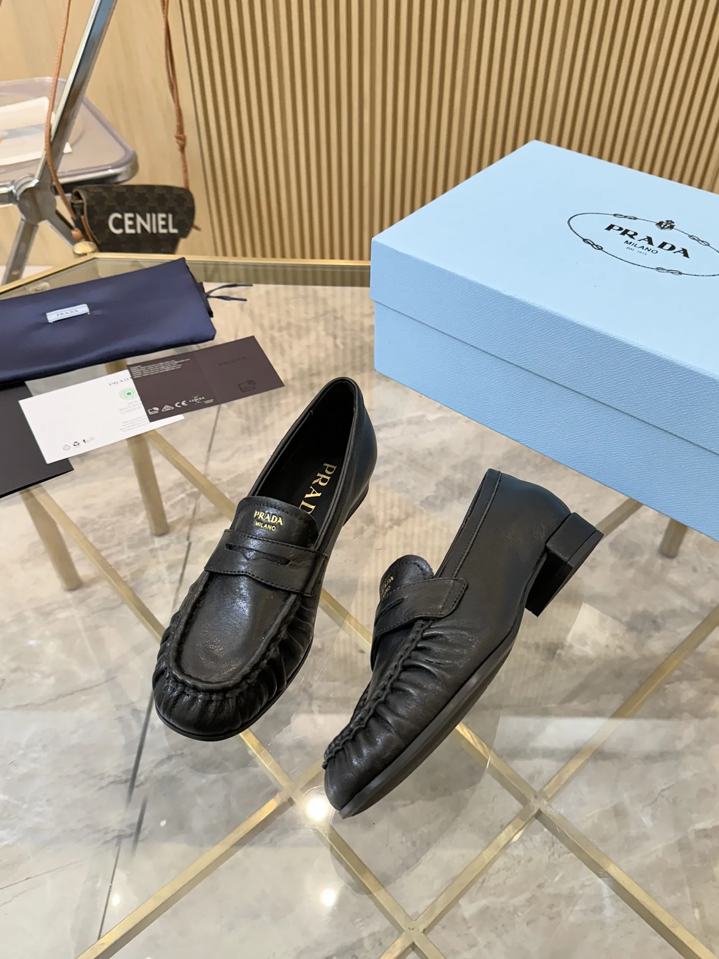 P250.皮面+20 size:35-42(41.42定制) 普拉达褶皱乐福鞋,深棕皮革+褶皱设计,复古又时髦!鞋面柔软,平底超舒适,通勤休闲都能轻松驾驭 。金属Logo点缀,品牌感满满,英伦风一脚蹬,穿脱超方便~无论搭西装裤还是牛仔裤,都能轻松打造随性高级感,是秋冬百搭神器