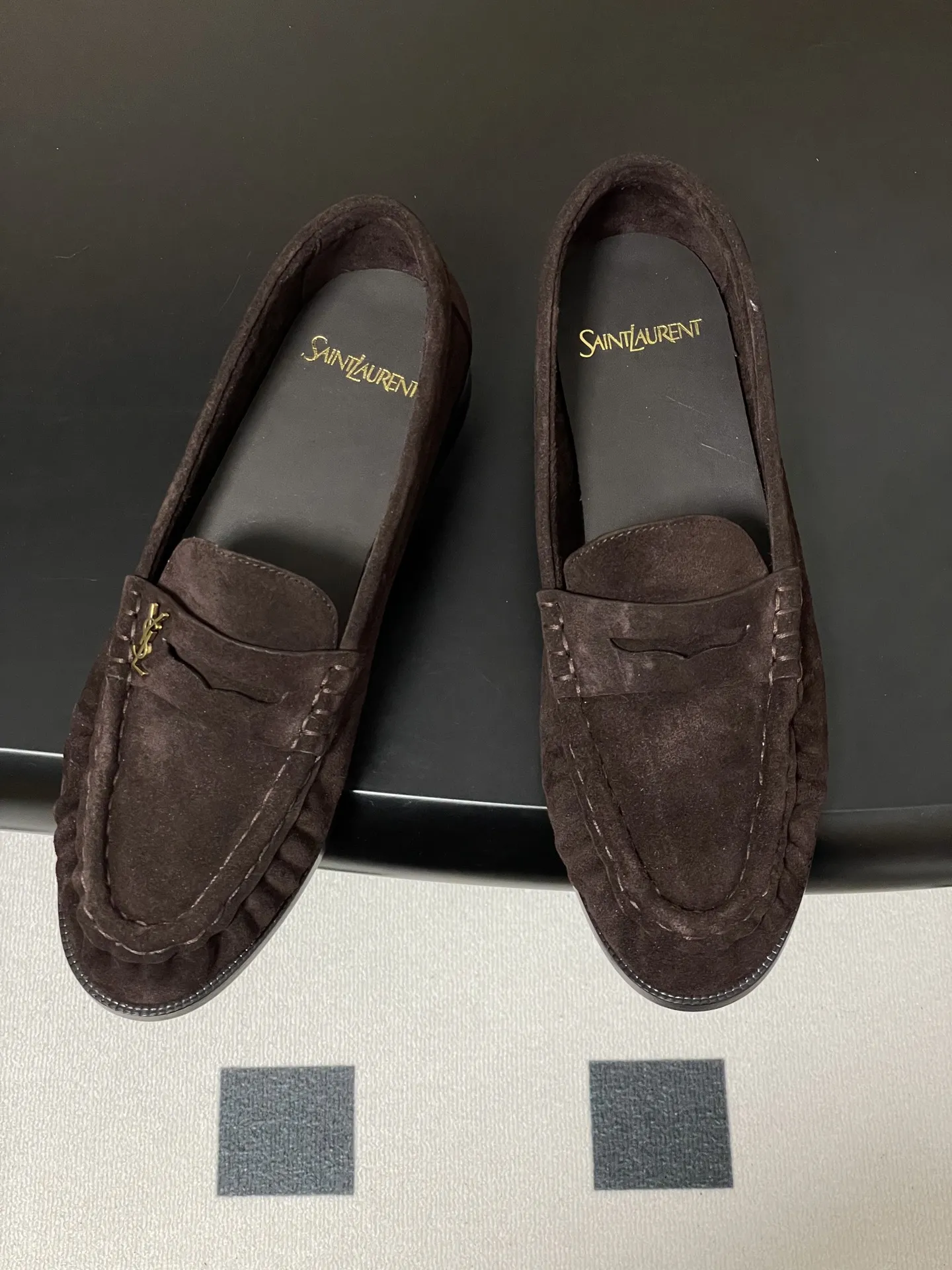 p310-顶级品质 Saint Laurent 圣罗兰fw26 new arrival～ YSL LE LOAFER系列 26Fw春夏新款复古质感鳗鱼纹褶皱乐福鞋/穆勒鞋麂皮绒面老钱风单鞋/半拖鞋一脚蹬休闲鞋 标志性褶皱鞋头+手工莫卡辛缝线，自带复古松弛感；鞋身是乐福鞋经典一脚蹬设计，搭配金属YSL标志，简约又有辨识度。 皮革内衬+真皮大底，质感和舒适度都在线。风格适配性强，既能搭正装（西装/裙装）走精致路线，也能配休闲装，牛仔裤/卫衣，打造松弛感，属于&ldquo;一鞋多穿&rdquo;的轻奢单品。 鞋面：牛皮/胎牛反绒/牛油皮 内里垫脚：丝绸羊皮 鞋底：意大利双层加厚真皮大底 码数：35-39（40.41定做不退换）