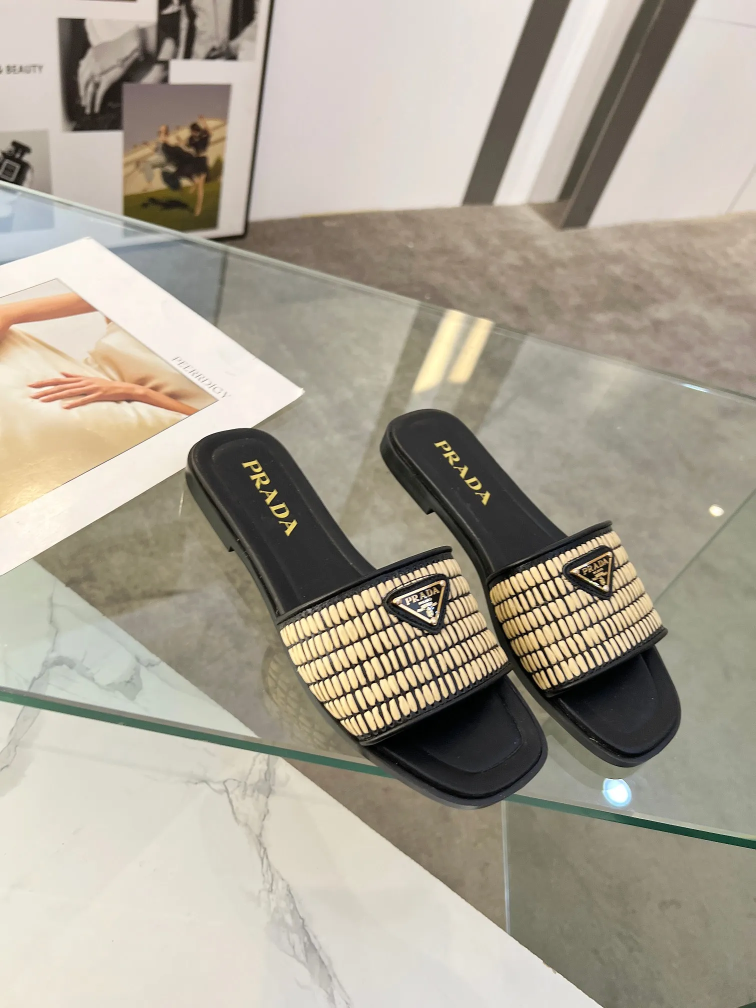 25ss普拉达🔥爆款抢先上。经典三角标系列。纯人工编制pp草,35-42码。橡胶底¥180。真皮底200