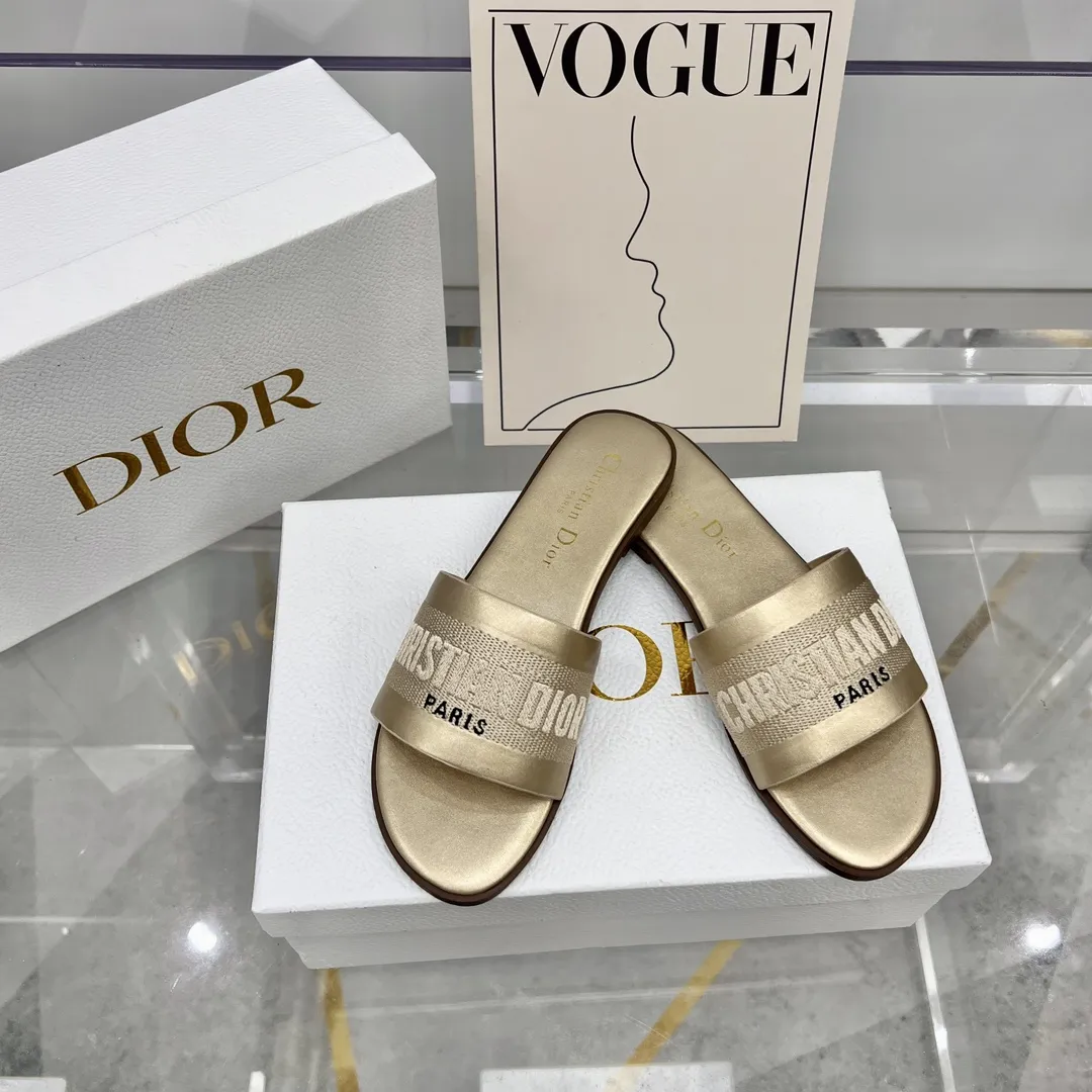 橙子出厂价💰75 Dior 迪奥春夏新款 刺绣字母平底拖鞋 一字带拖鞋 沙滩凉拖 码数：35-42