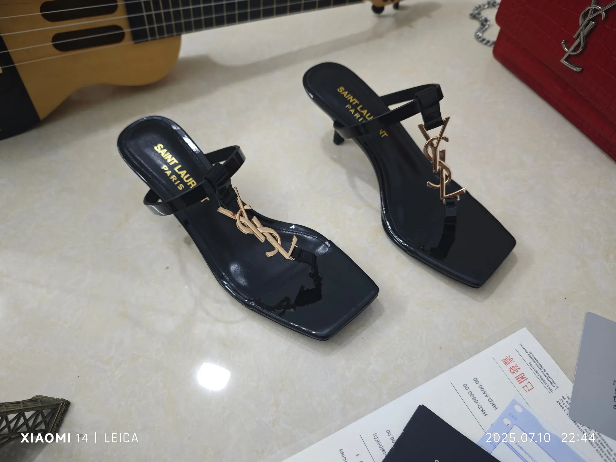 😍😍😍2025最新款😍😍😍 💰240顶级版本【Saint Laurent】YSL 圣罗兰logo细跟油边凉鞋😍今年必定俘虏无数美女的一款 👠后带完美的露肤度更显得白显瘦,经典时尚百搭款 低调中透露出高雅气质💃材料采用进口原版漆皮牛皮做面,内里垫脚采用进口羊皮,大底原版复刻的真皮大底,跟高6.5cm,超强度一体压铸而成,通过各种高强度测试都不会断跟(掰砍砸),这是让人眼前一亮的性感凉鞋,码数35-40(41/42/34定制不退换)