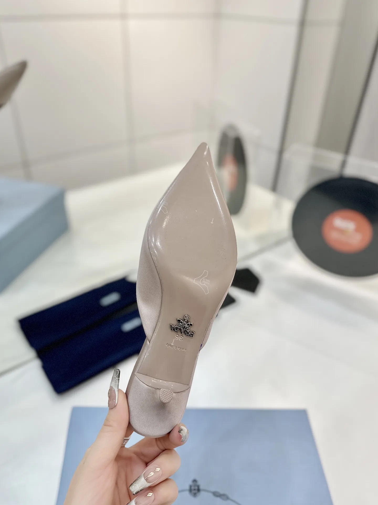 工厂价💰260🔥《普拉达真丝》 💫春夏专柜新品。可萌可甜的高跟拖鞋 性感而不失可爱!上脚绝美的T台走秀明星网红同款…… 清新风带点贵气的感觉,上脚非常完美。HK原版购入,1:1完美复刻,无论是材料还是所有细节,都必须跟ZP一模一样。 ✅面料:进口真丝 ✅内里:进口羊皮内里 ✅底厚:真皮鞋底 ✅码数:35-41(41定制不退不换)