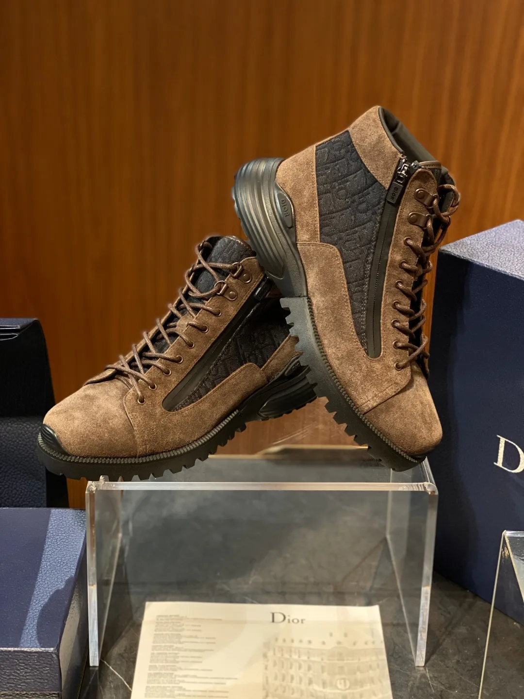 💰410 Dior 迪奥Combat 及踝靴 ♞size:39~45 牛皮和Oblique 印花面料 呈现时尚设计与运动元素相结合的混搭风格。侧面和鞋舌采用同色调 Oblique 印花面料拼接设计。搭配鞋带和科技拉链开合设计,轻盈的混搭风格鞋底突显高订风格的魅力。