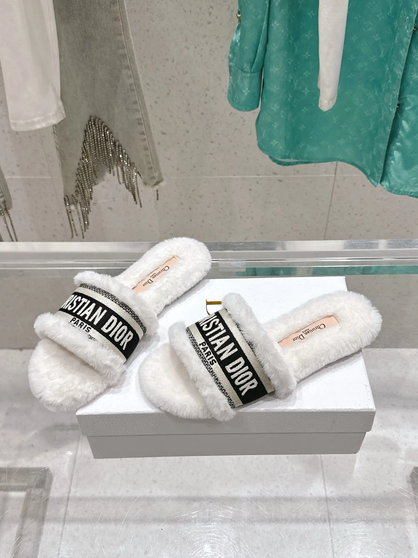 橙子出厂价💰95 迪奥/毛拖 Dior 2025秋冬新款 字母logo立体刺绣方头露趾毛居家拖鞋 鞋面原版一致水洗牛皮电绣高温水溶棉质科技面料 鞋面:水洗牛皮电绣 内里:进口兔毛毛内里 大底:意大利真皮大底 SIZE:size:34-42