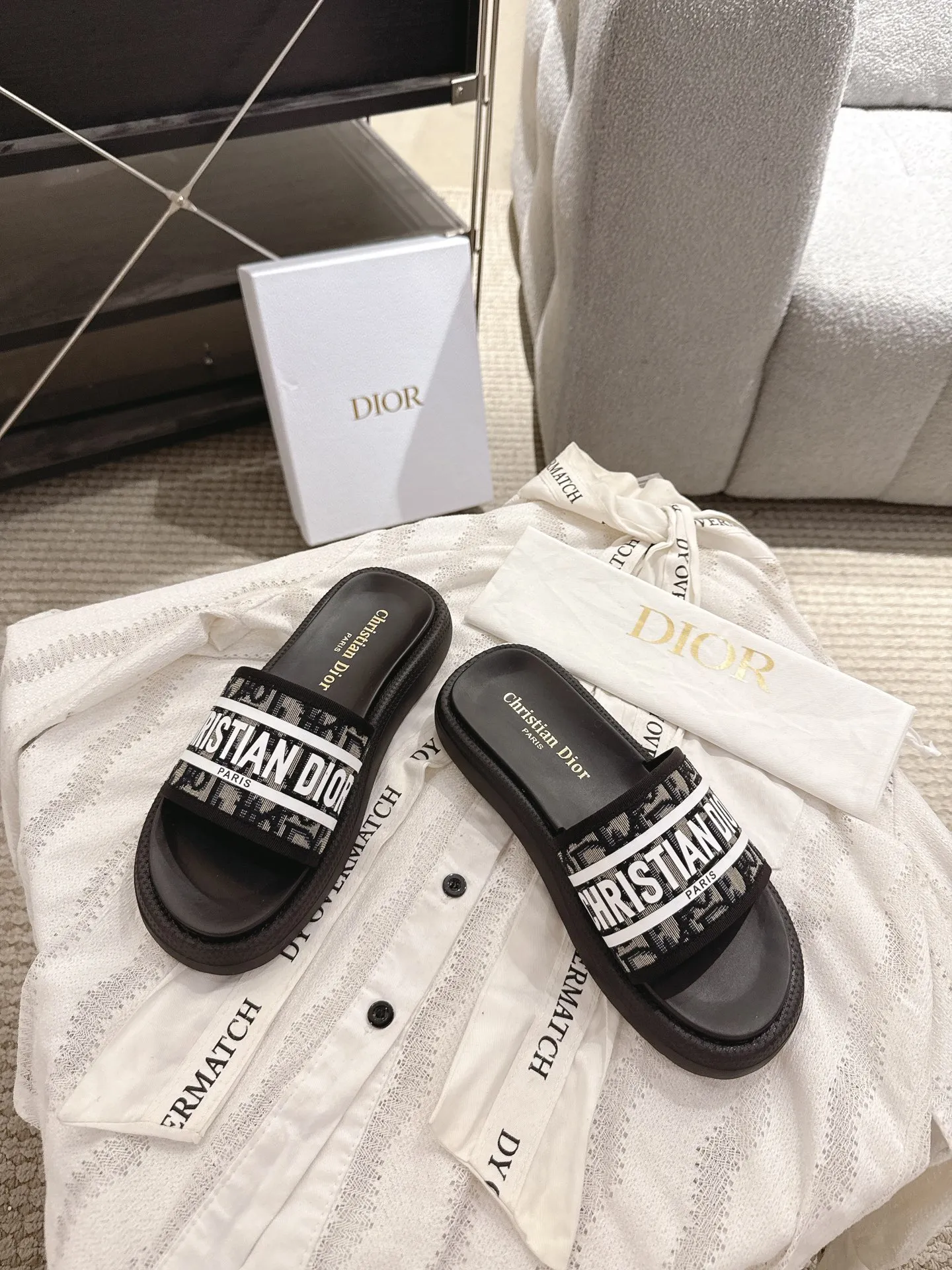 橙子出厂价💰115 迪奥 滴胶 拖鞋25SS春夏新款Dior 3D立体滴胶字母拖鞋 夏日沙滩度假必备单品 极简风格轻便舒适 全套专柜同步礼盒包装 3⃣️色入 鞋底:原版开模抽真空发泡底 超贴合脚感 鞋面:kpu材质立体3D感 size:35—40