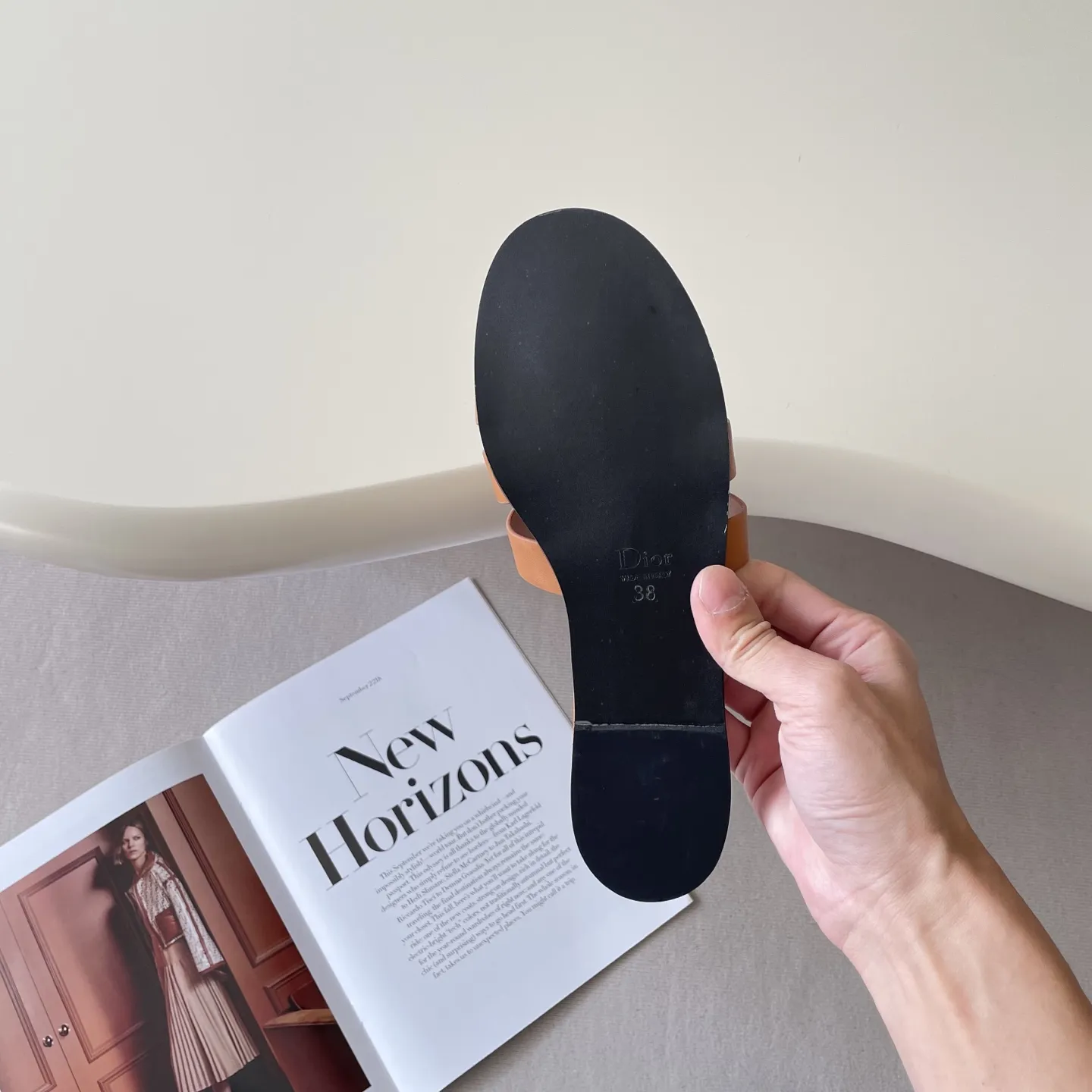 橙子出厂价💰95 DIOR 迪奥 2026顶级专柜 新款限定 官网上新 独家首发 迪奥 DIOR 26P CD扣珍珠平底拖/拖鞋/迪奥/迪奥拖/DIOR 小红书拖鞋新品 早春OOTD 明星同款 网红博主推荐 ➤ 原版开模 代购版本 ➤ 混种超迁皮 ➤ 私模意大利真皮大底 ➤ 全套专柜包装 Size:36-42(42订做)