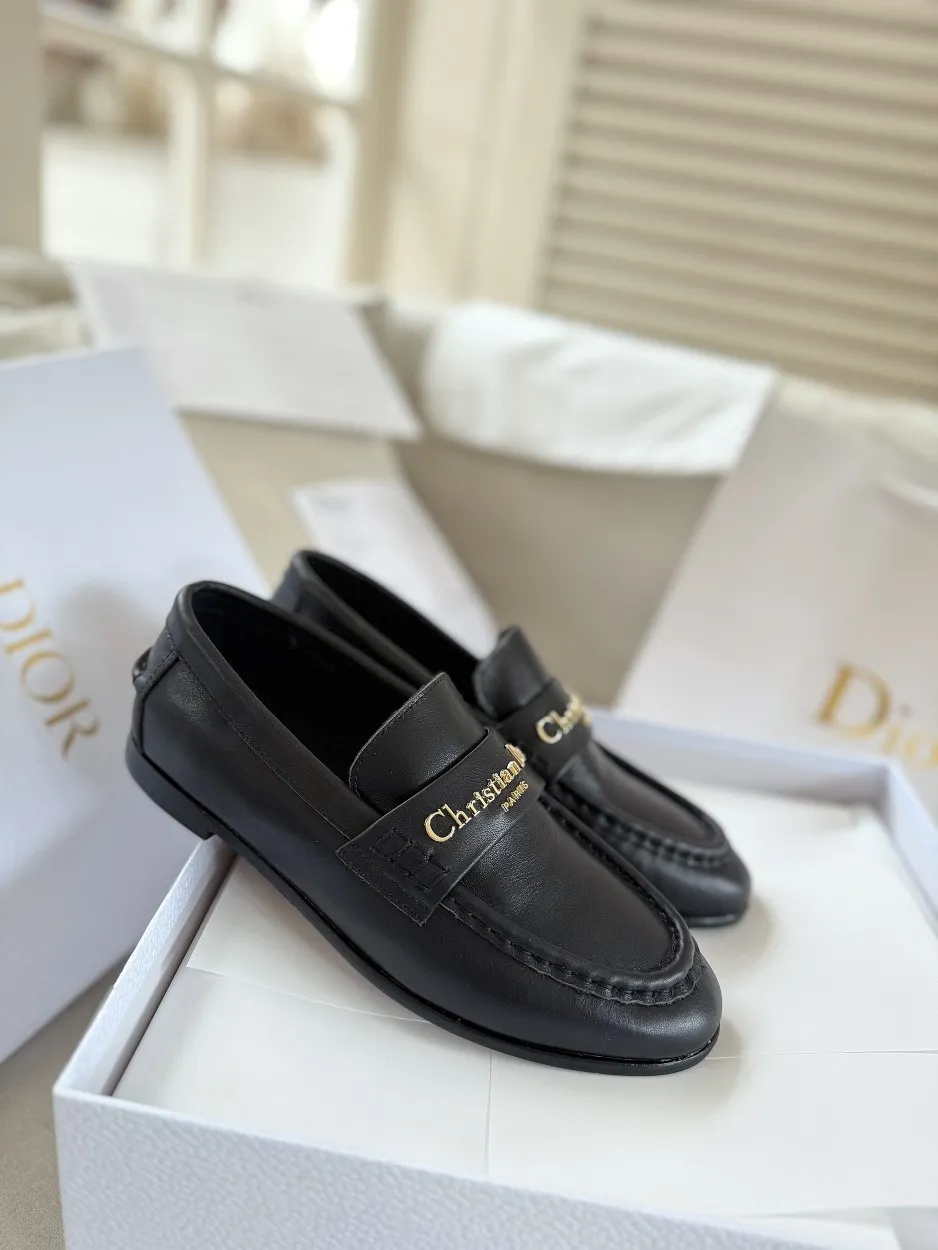 厂价💰280 Dior/迪奥25WF字母复古乐福鞋 凭借独特魅力成为永恒经典。 兼具复古韵味与时尚格调的鞋履。 鞋身设计简约而不失格调 流畅线条勾勒出复古轮廓 鞋面字母元素 是品牌辨识度的象征 复古字体设计 宛如镌刻着品牌的时尚密码 低调中彰显奢华 不经意间展现你的独特品味。 搭配方面，这双乐福鞋堪称&ldquo;万能搭子&rdquo;。 搭配简约牛仔裤和白衬衫 日常出街造型 搭配精致的连衣裙 是晚宴场合的吸睛利器， 无论是漫步在街头巷尾 还是穿梭于时尚派对 它都能助你成为众人瞩目的焦点。 面皮采用原版定制皮料 内里垫脚均为牛皮 意大利进口牛皮大底 size：35-40（41定制）