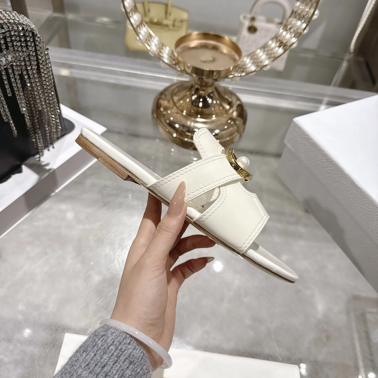 出厂230💰💕迪奥 Dior 2026春夏新款 D-Club果冻色镂空交叉带粗跟珍珠女鞋 CD字母logo五金扣平底圆头露趾凉拖鞋💪意大利真皮大底 size:34-41(34.40.41.定做不退不换)