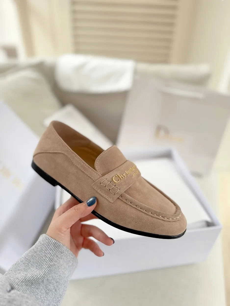 厂价💰280 Dior/迪奥25WF字母复古乐福鞋 凭借独特魅力成为永恒经典。 兼具复古韵味与时尚格调的鞋履。 鞋身设计简约而不失格调 流畅线条勾勒出复古轮廓 鞋面字母元素 是品牌辨识度的象征 复古字体设计 宛如镌刻着品牌的时尚密码 低调中彰显奢华 不经意间展现你的独特品味。 搭配方面,这双乐福鞋堪称“万能搭子”。 搭配简约牛仔裤和白衬衫 日常出街造型 搭配精致的连衣裙 是晚宴场合的吸睛利器, 无论是漫步在街头巷尾 还是穿梭于时尚派对 它都能助你成为众人瞩目的焦点。 面皮采用原版定制皮料 内里垫脚均为牛皮 意大利进口牛皮大底 size:35-40(41定制)