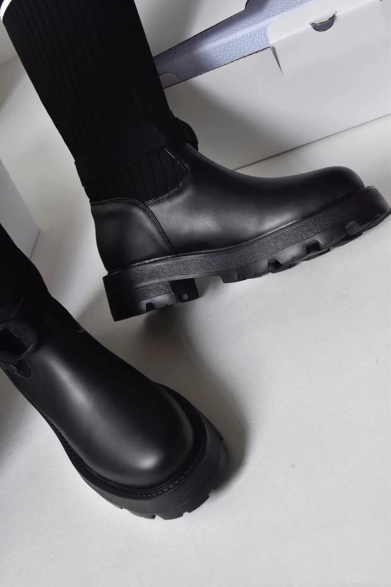 橙子出厂价💰160 Dior 迪奥 弹力袜靴 💫 神仙设计点 ▫️皮革靴头+弹力针织袜筒的碰撞太绝了 靴筒像压力袜一样包裹小腿 却完全不勒肉 皮革部分支撑力超好 走路带风也不变形 ▫️最心机的是袜筒上的白色织带字母 “CHRISTIAN DIOR PARIS”直接点亮全身 ▫️工装风搭扣+5cm隐形厚底 小个子狂喜 视觉增高10cm不说 还自带复古街头感 💡真实体验: • 针织部分弹性超大 肌肉腿友好 • 厚底走路超稳 逛街暴走无压力 • 织带是立体刺绣的 洗了也不掉色 • 重点是真的显腿直!从脚踝到膝盖的包裹绝了 Size:35-40 现货发售!