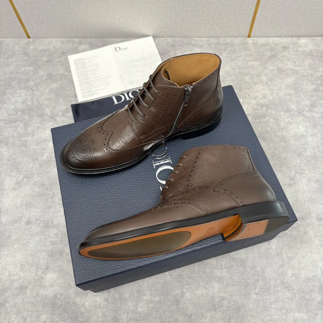CD家新品 Dior 迪-奥 男士布洛克短靴 中帮皮靴 法式奢华与英伦雅痞的跨界杰作 高定基因邂逅布洛克雕花的复古风情，这系列男士短靴便成为了时尚界&ldquo;雅痞绅士&rdquo;的风格符号。选用顶级小牛皮/开边珠亮皮，部分鞋款采用鳄鱼纹压花工艺，光泽度饱满且富有层次 。经典布洛克雕花工艺贯穿鞋身，精致的冲孔与纹路如艺术品般细腻，是英伦复古风的标志性表达；侧边拉链设计暗藏巧思，既保证了穿脱的便捷性，又让鞋面线条保持简洁流畅；内里采用亲肤性极佳的小牛皮质衬里，行走时的舒适感拉满。采用意大利真皮大底复合橡胶底片。 短靴廓形利落干练，贴合脚踝的剪裁既保留了靴子的飒爽型格，又能完美适配西裤、牛仔裤等多种穿搭，打造&ldquo;一鞋多搭&rdquo;的时尚可能性。配原包装发售！！！ 标准皮鞋码数：39-44 （38.4546定做） 💰570&yen;