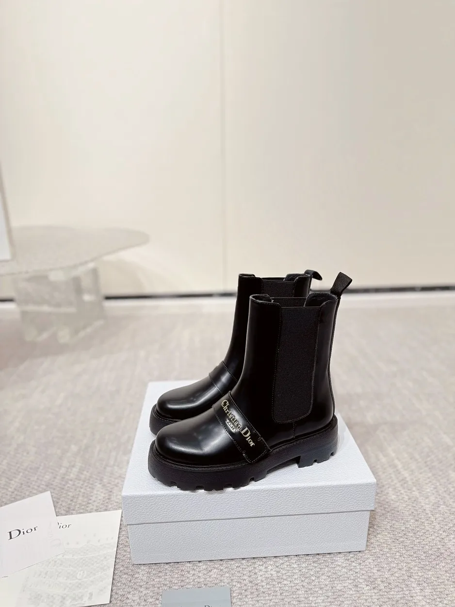 工厂价💰300 DIOR CHRONO 迪奥一脚蹬机车短靴. 高版本24ss年度专柜新品. 原版购入. 原版开发1:1做货.. 鞋面耀眼百搭汤金CD logo别出心栽..两侧弹拉橡巾更是适合上脚穿着方便..上脚显高显瘦显奢华. 外出任意搭配. 更是冷冬流行上脚穿搭主流趋势. 材质.开边珠皮面.小牛皮面. 内里垫脚全牛皮. 原版开模大底.. 细节满满&hellip;品质完全与专柜一致.配置专柜原版包装. SIZE：35-40（41可订做）