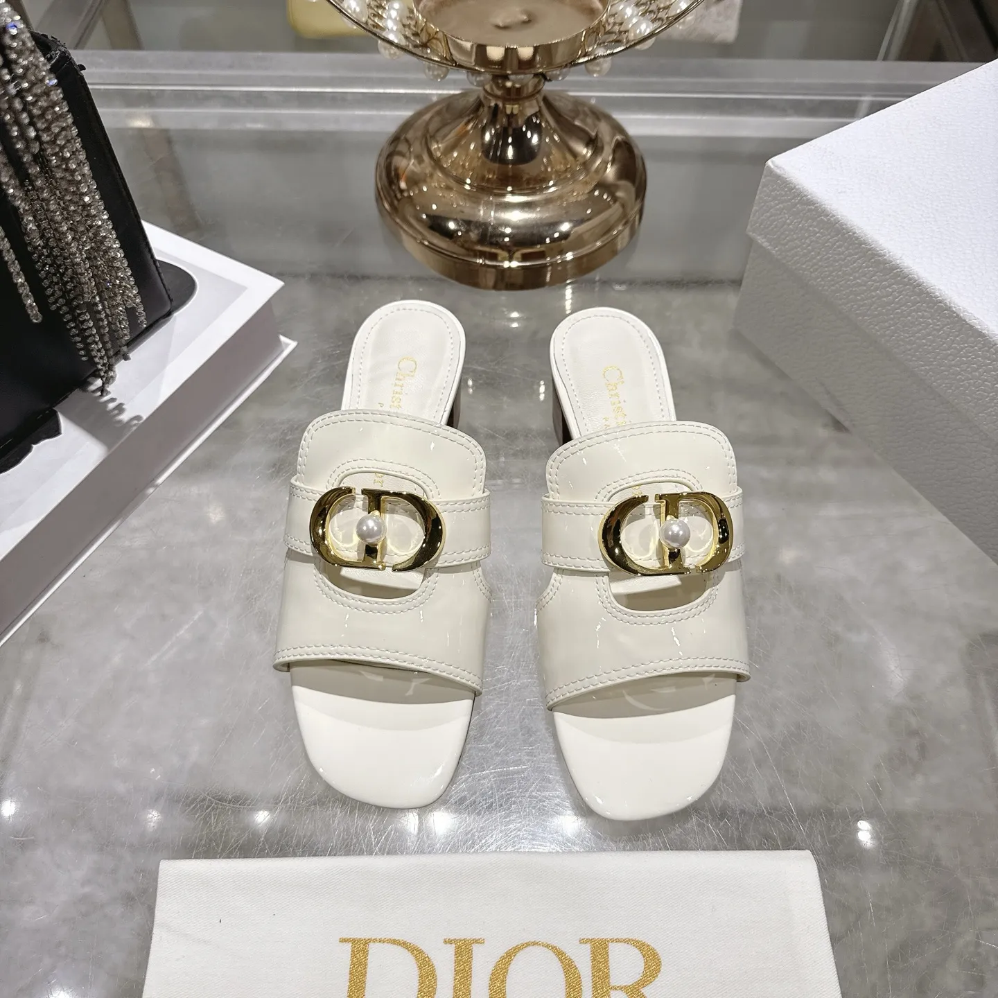 出厂250💰💕迪奥 Dior 2026春夏新款 D-Club果冻色镂空交叉带粗跟珍珠女鞋 CD字母logo五金扣平底圆头露趾凉拖鞋💪意大利真皮大底 跟高:3.5cm size:34-41(34.40.41.定做不退不换)