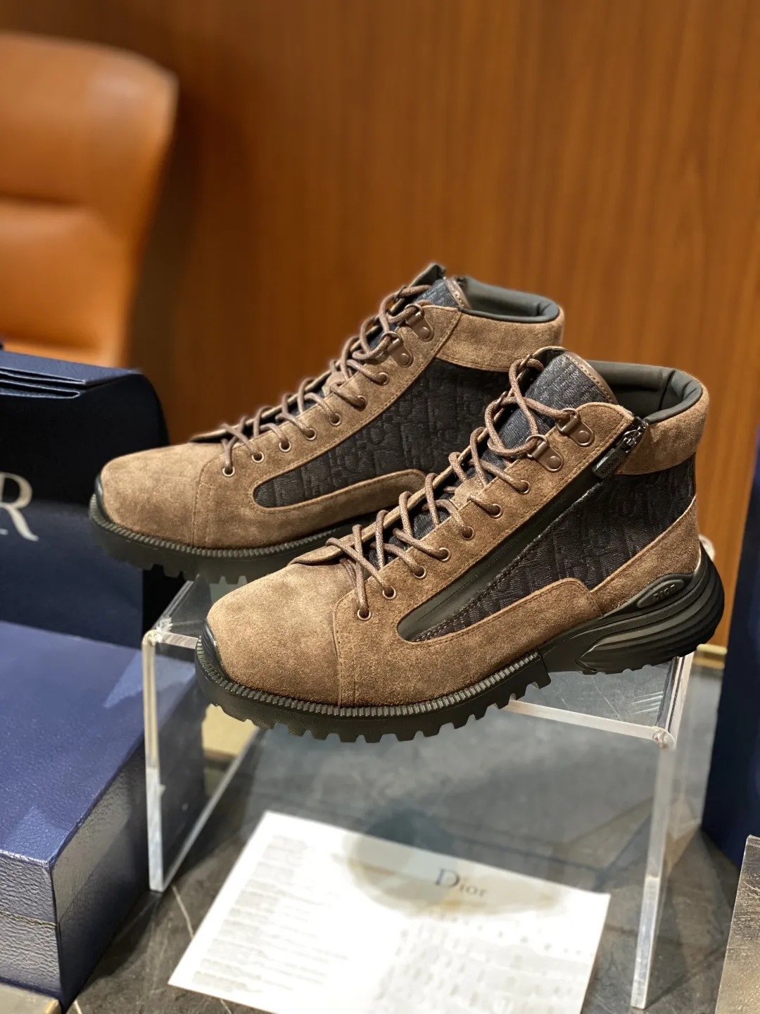 💰410 Dior 迪奥Combat 及踝靴 ♞size:39~45 牛皮和Oblique 印花面料 呈现时尚设计与运动元素相结合的混搭风格。侧面和鞋舌采用同色调 Oblique 印花面料拼接设计。搭配鞋带和科技拉链开合设计,轻盈的混搭风格鞋底突显高订风格的魅力。