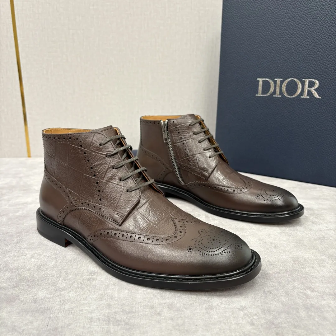 CD家新品 Dior 迪-奥 男士布洛克短靴 中帮皮靴 法式奢华与英伦雅痞的跨界杰作 高定基因邂逅布洛克雕花的复古风情,这系列男士短靴便成为了时尚界“雅痞绅士”的风格符号。选用顶级小牛皮/开边珠亮皮,部分鞋款采用鳄鱼纹压花工艺,光泽度饱满且富有层次 。经典布洛克雕花工艺贯穿鞋身,精致的冲孔与纹路如艺术品般细腻,是英伦复古风的标志性表达;侧边拉链设计暗藏巧思,既保证了穿脱的便捷性,又让鞋面线条保持简洁流畅;内里采用亲肤性极佳的小牛皮质衬里,行走时的舒适感拉满。采用意大利真皮大底复合橡胶底片。 短靴廓形利落干练,贴合脚踝的剪裁既保留了靴子的飒爽型格,又能完美适配西裤、牛仔裤等多种穿搭,打造“一鞋多搭”的时尚可能性。配原包装发售!!! 标准皮鞋码数:39-44 (38.4546定做) 💰570¥