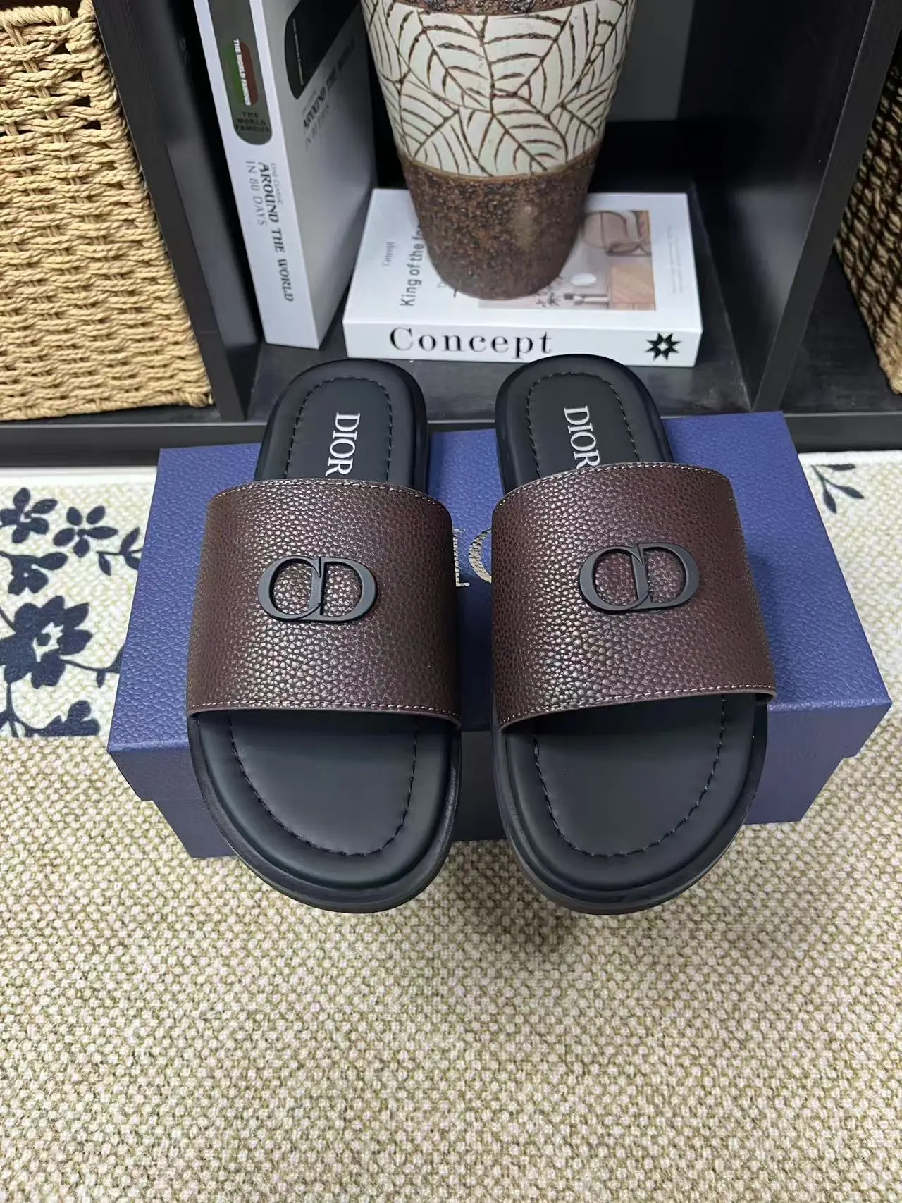 P150元 长期有货Dior Aqua 凉鞋优雅而休闲。交叉带设计,采用迪奥灰 CD Diamond 图案帆布重新诠释,灵感源自 Dior 档案。搭配“DIOR”标志和同色调凹口鞋底,可与短裤或牛仔裤轻松搭配,打造精致造型。 size 38-45