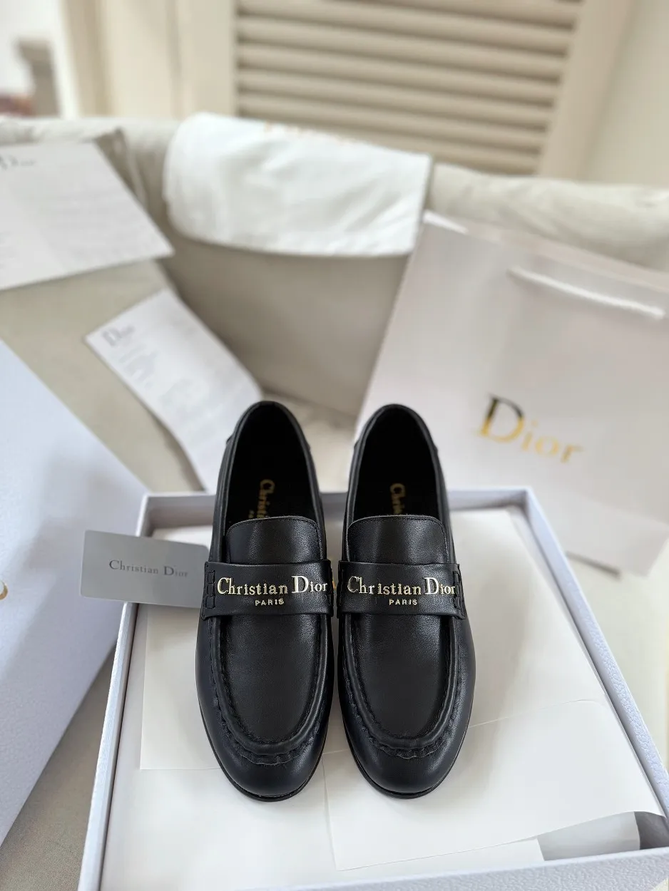 厂价💰280 Dior/迪奥25WF字母复古乐福鞋 凭借独特魅力成为永恒经典。 兼具复古韵味与时尚格调的鞋履。 鞋身设计简约而不失格调 流畅线条勾勒出复古轮廓 鞋面字母元素 是品牌辨识度的象征 复古字体设计 宛如镌刻着品牌的时尚密码 低调中彰显奢华 不经意间展现你的独特品味。 搭配方面,这双乐福鞋堪称“万能搭子”。 搭配简约牛仔裤和白衬衫 日常出街造型 搭配精致的连衣裙 是晚宴场合的吸睛利器, 无论是漫步在街头巷尾 还是穿梭于时尚派对 它都能助你成为众人瞩目的焦点。 面皮采用原版定制皮料 内里垫脚均为牛皮 意大利进口牛皮大底 size:35-40(41定制)