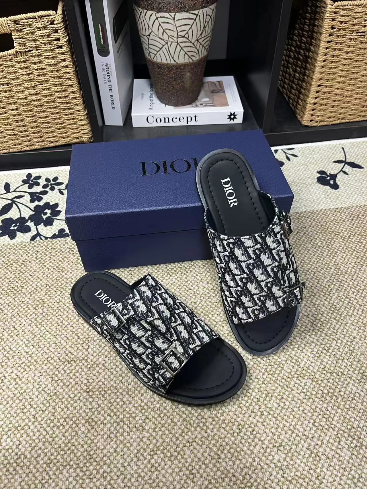 P150元 长期有货Dior Aqua 凉鞋优雅而休闲。交叉带设计,采用迪奥灰 CD Diamond 图案帆布重新诠释,灵感源自 Dior 档案。搭配“DIOR”标志和同色调凹口鞋底,可与短裤或牛仔裤轻松搭配,打造精致造型。 size 38-45