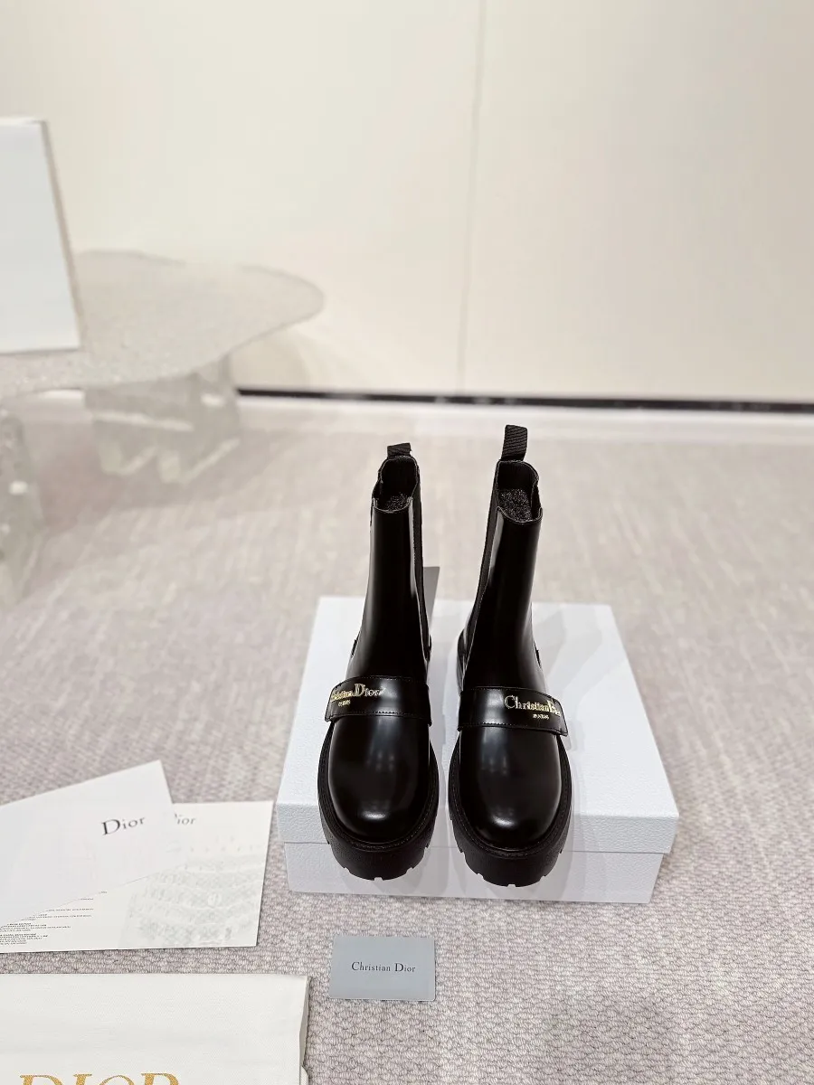 工厂价💰300 DIOR CHRONO 迪奥一脚蹬机车短靴. 高版本24ss年度专柜新品. 原版购入. 原版开发1:1做货.. 鞋面耀眼百搭汤金CD logo别出心栽..两侧弹拉橡巾更是适合上脚穿着方便..上脚显高显瘦显奢华. 外出任意搭配. 更是冷冬流行上脚穿搭主流趋势. 材质.开边珠皮面.小牛皮面. 内里垫脚全牛皮. 原版开模大底.. 细节满满…品质完全与专柜一致.配置专柜原版包装. SIZE:35-40(41可订做)