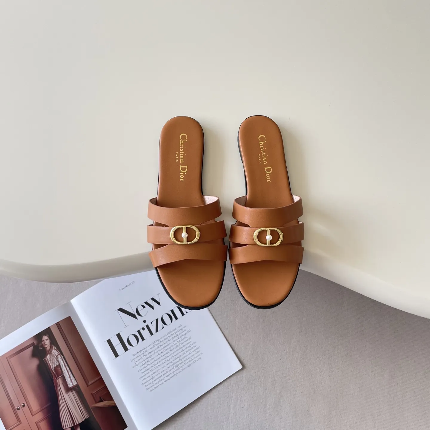 橙子出厂价💰95 DIOR 迪奥 2026顶级专柜 新款限定 官网上新 独家首发 迪奥 DIOR 26P CD扣珍珠平底拖/拖鞋/迪奥/迪奥拖/DIOR 小红书拖鞋新品 早春OOTD 明星同款 网红博主推荐 ➤ 原版开模 代购版本 ➤ 混种超迁皮 ➤ 私模意大利真皮大底 ➤ 全套专柜包装 Size:36-42(42订做)