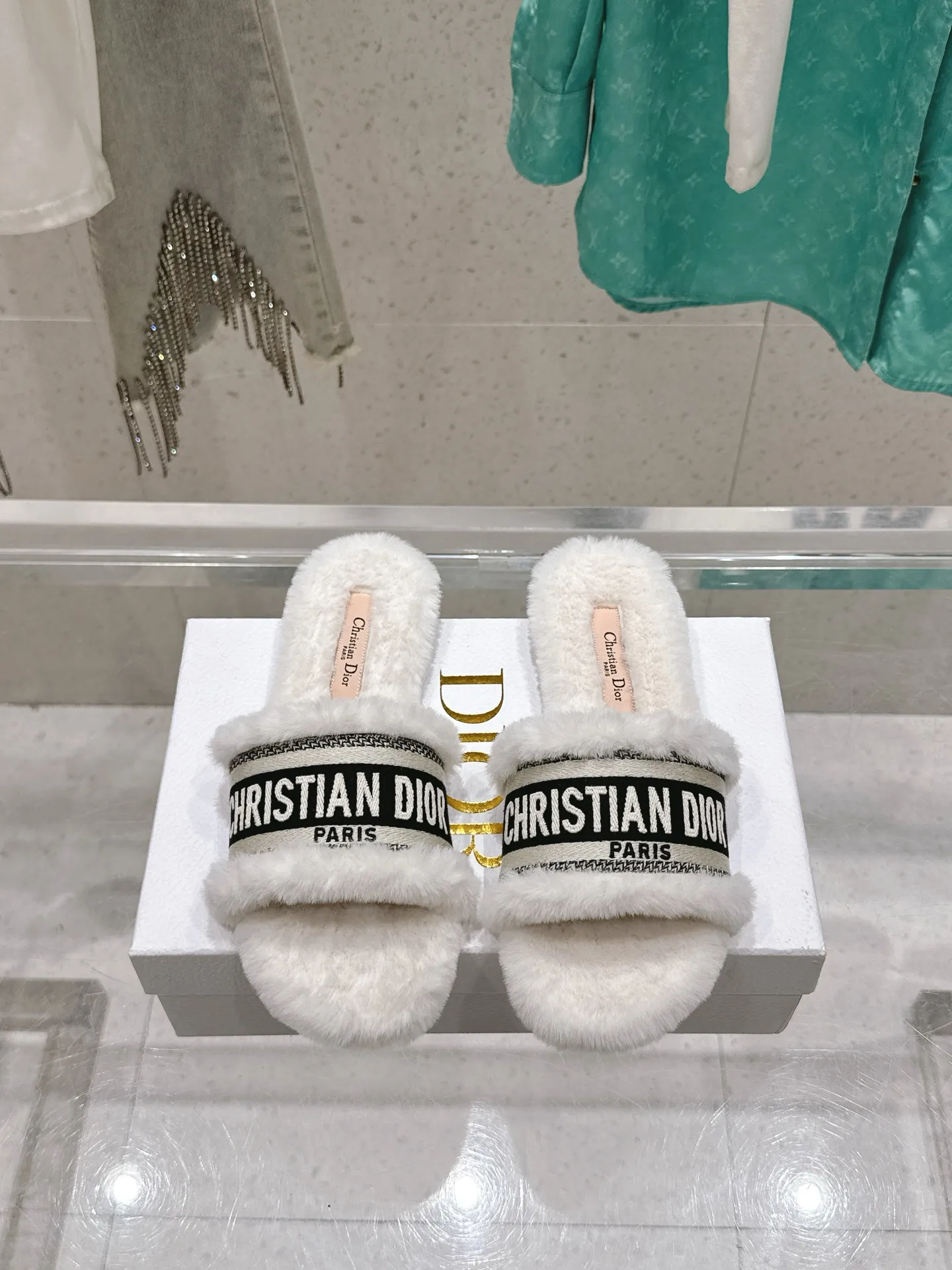 橙子出厂价💰95 迪奥/毛拖 Dior 2025秋冬新款 字母logo立体刺绣方头露趾毛居家拖鞋 鞋面原版一致水洗牛皮电绣高温水溶棉质科技面料 鞋面：水洗牛皮电绣 内里：进口兔毛毛内里 大底：意大利真皮大底 SIZE：size：34-42