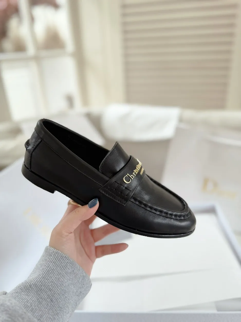 厂价💰280 Dior/迪奥25WF字母复古乐福鞋 凭借独特魅力成为永恒经典。 兼具复古韵味与时尚格调的鞋履。 鞋身设计简约而不失格调 流畅线条勾勒出复古轮廓 鞋面字母元素 是品牌辨识度的象征 复古字体设计 宛如镌刻着品牌的时尚密码 低调中彰显奢华 不经意间展现你的独特品味。 搭配方面,这双乐福鞋堪称“万能搭子”。 搭配简约牛仔裤和白衬衫 日常出街造型 搭配精致的连衣裙 是晚宴场合的吸睛利器, 无论是漫步在街头巷尾 还是穿梭于时尚派对 它都能助你成为众人瞩目的焦点。 面皮采用原版定制皮料 内里垫脚均为牛皮 意大利进口牛皮大底 size:35-40(41定制)