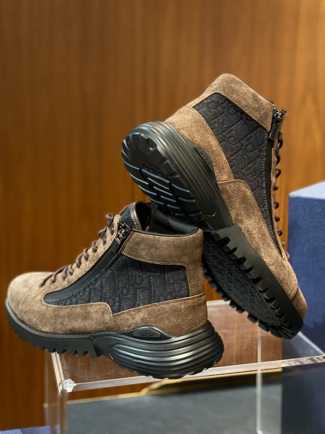 💰410 Dior 迪奥Combat 及踝靴 ♞size:39~45 牛皮和Oblique 印花面料 呈现时尚设计与运动元素相结合的混搭风格。侧面和鞋舌采用同色调 Oblique 印花面料拼接设计。搭配鞋带和科技拉链开合设计,轻盈的混搭风格鞋底突显高订风格的魅力。