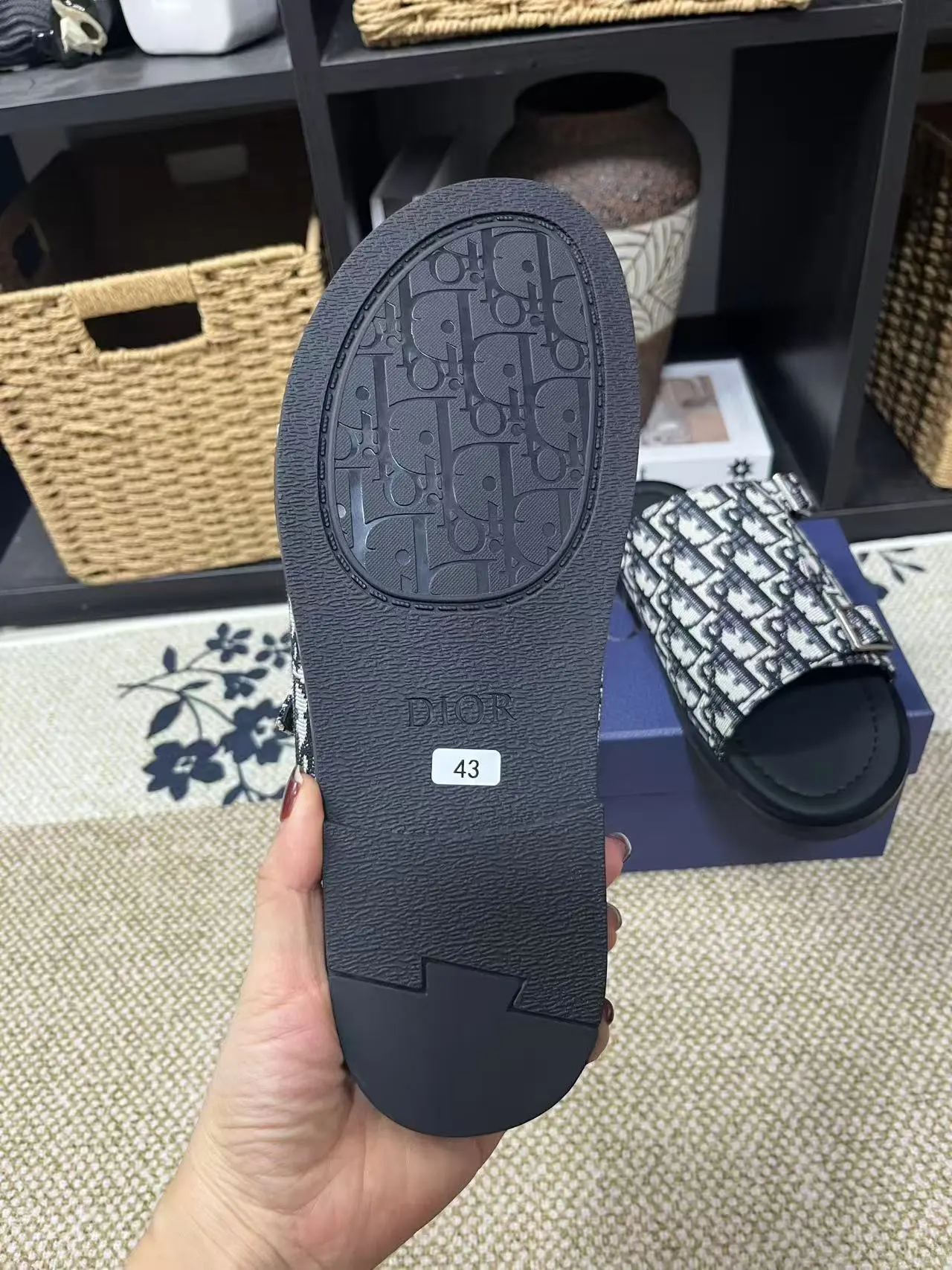 P150元 长期有货Dior Aqua 凉鞋优雅而休闲。交叉带设计,采用迪奥灰 CD Diamond 图案帆布重新诠释,灵感源自 Dior 档案。搭配“DIOR”标志和同色调凹口鞋底,可与短裤或牛仔裤轻松搭配,打造精致造型。 size 38-45