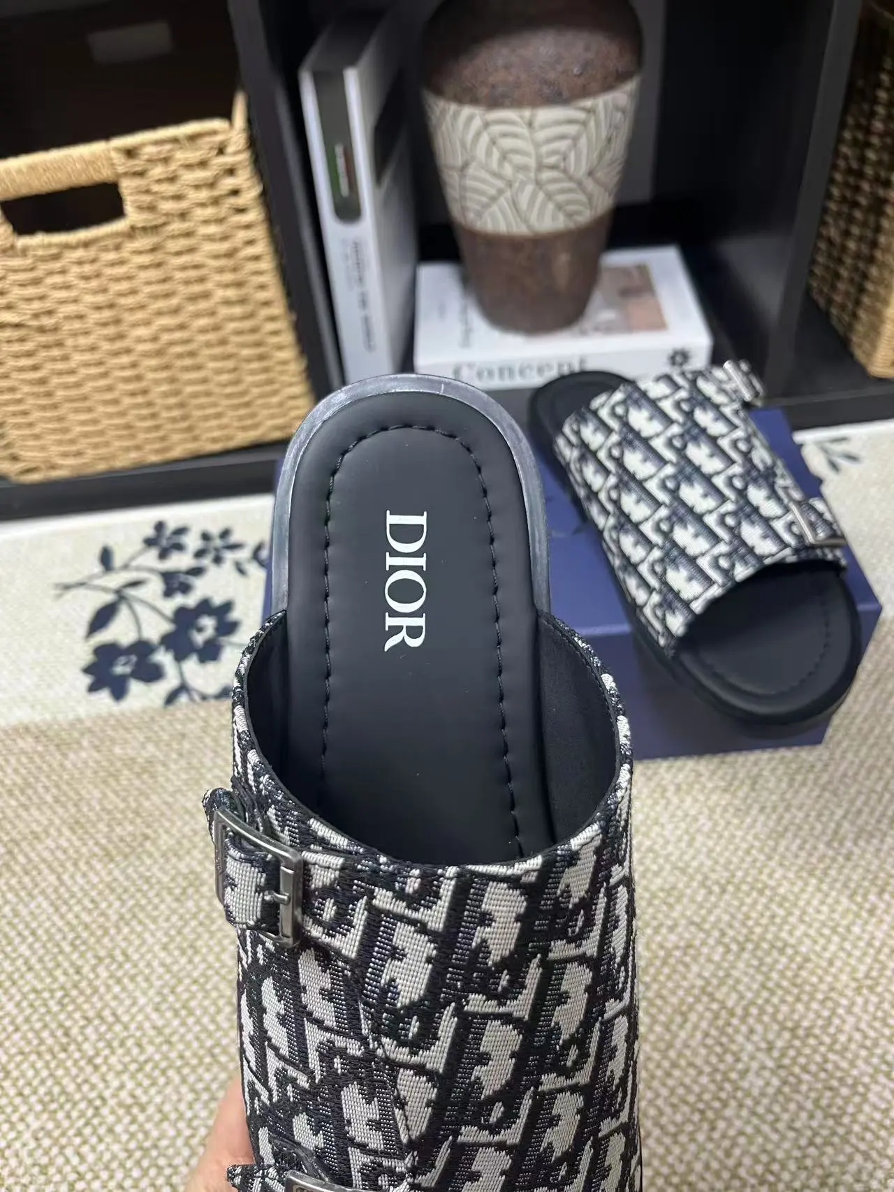 P150元 长期有货Dior Aqua 凉鞋优雅而休闲。交叉带设计,采用迪奥灰 CD Diamond 图案帆布重新诠释,灵感源自 Dior 档案。搭配“DIOR”标志和同色调凹口鞋底,可与短裤或牛仔裤轻松搭配,打造精致造型。 size 38-45