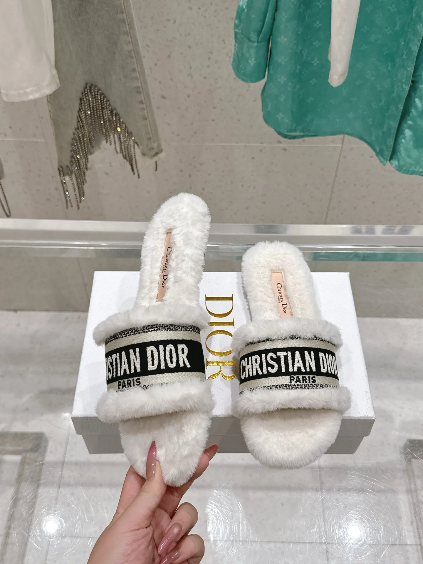 橙子出厂价💰95 迪奥/毛拖 Dior 2025秋冬新款 字母logo立体刺绣方头露趾毛居家拖鞋 鞋面原版一致水洗牛皮电绣高温水溶棉质科技面料 鞋面:水洗牛皮电绣 内里:进口兔毛毛内里 大底:意大利真皮大底 SIZE:size:34-42