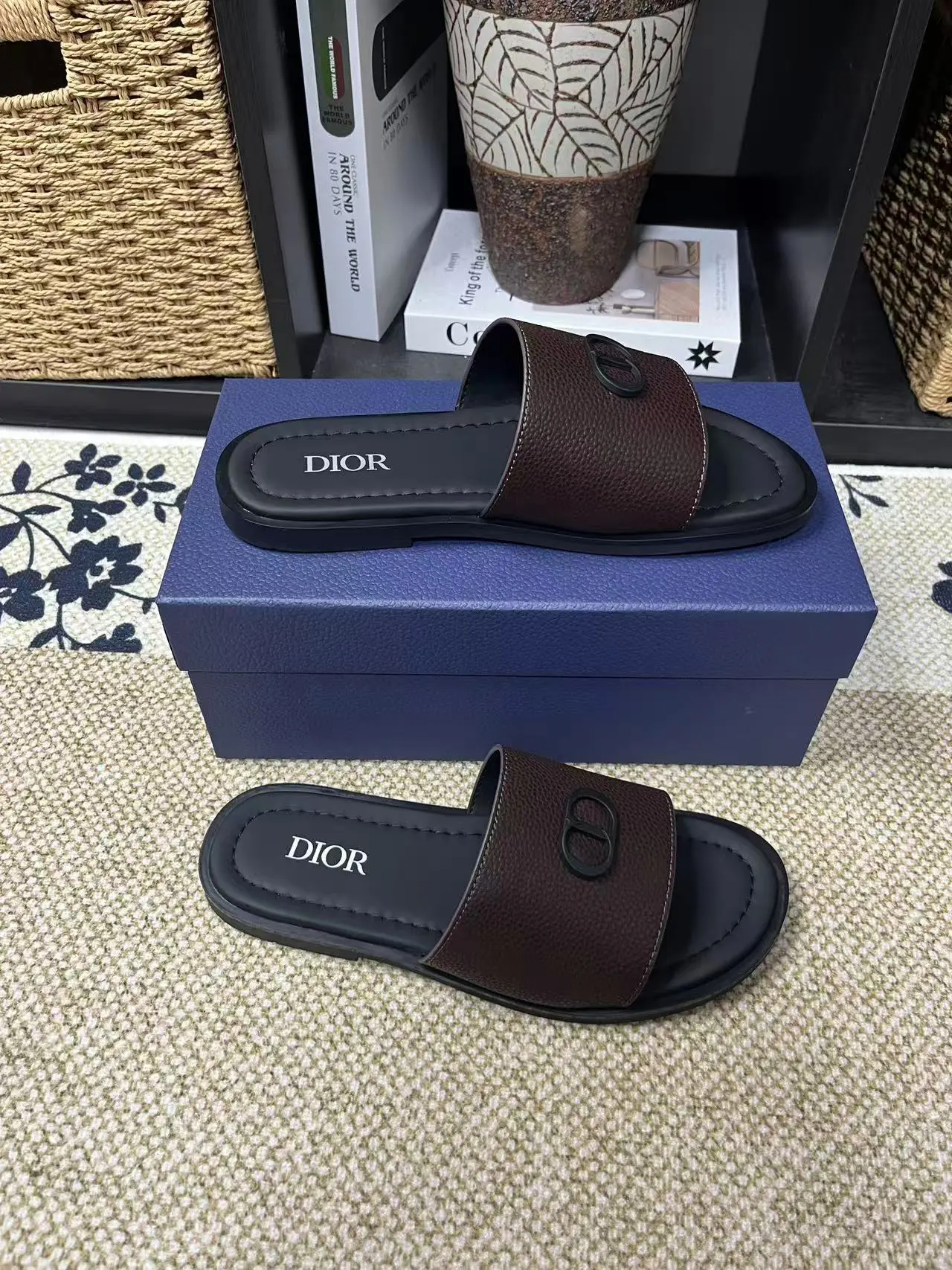 P150元 长期有货Dior Aqua 凉鞋优雅而休闲。交叉带设计,采用迪奥灰 CD Diamond 图案帆布重新诠释,灵感源自 Dior 档案。搭配“DIOR”标志和同色调凹口鞋底,可与短裤或牛仔裤轻松搭配,打造精致造型。 size 38-45